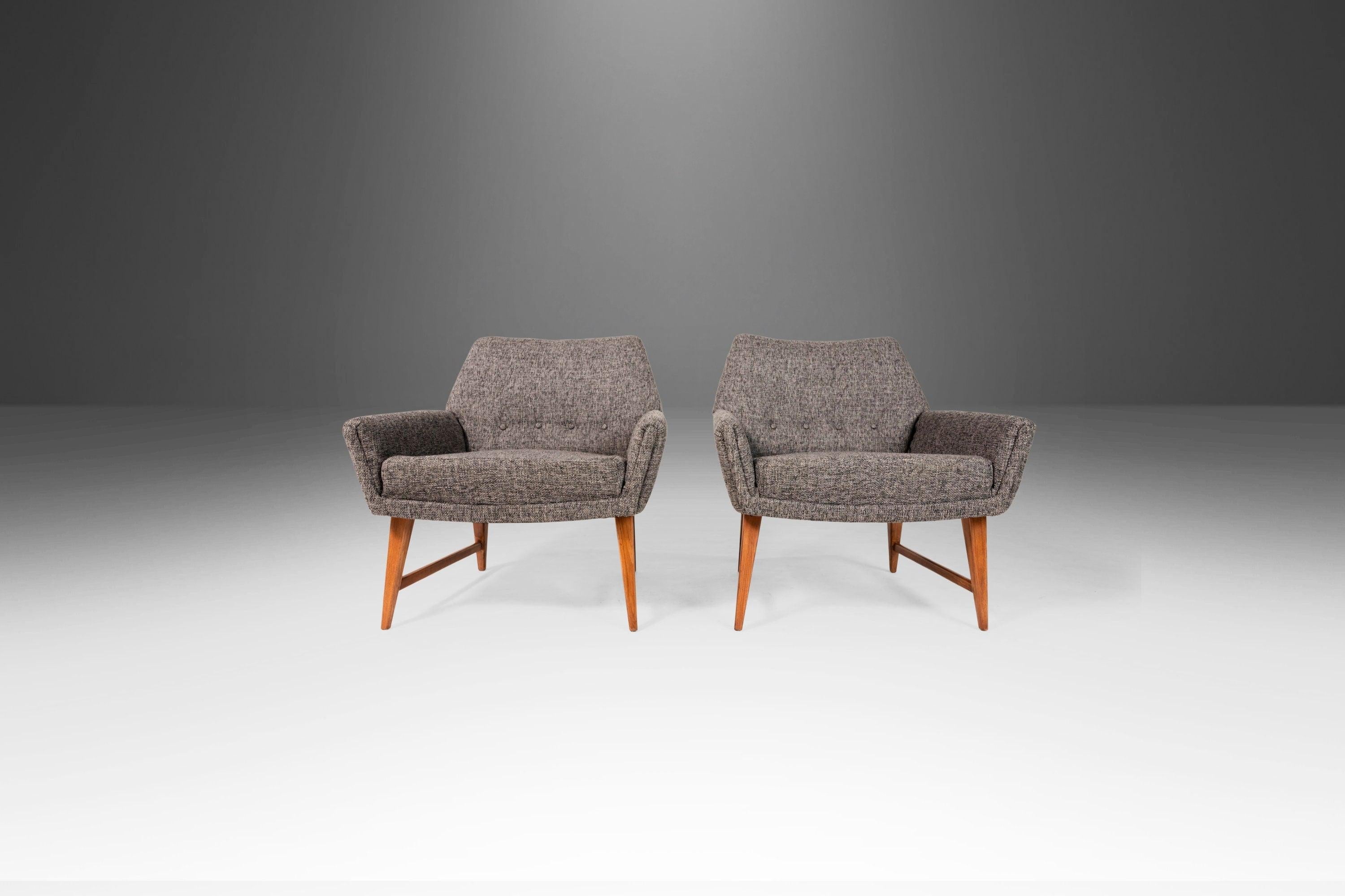 Mid-Century Modern Set of Two '2' Restored Angular Lounge Chairs After Gio Ponti, Italy, c. 1960's For Sale