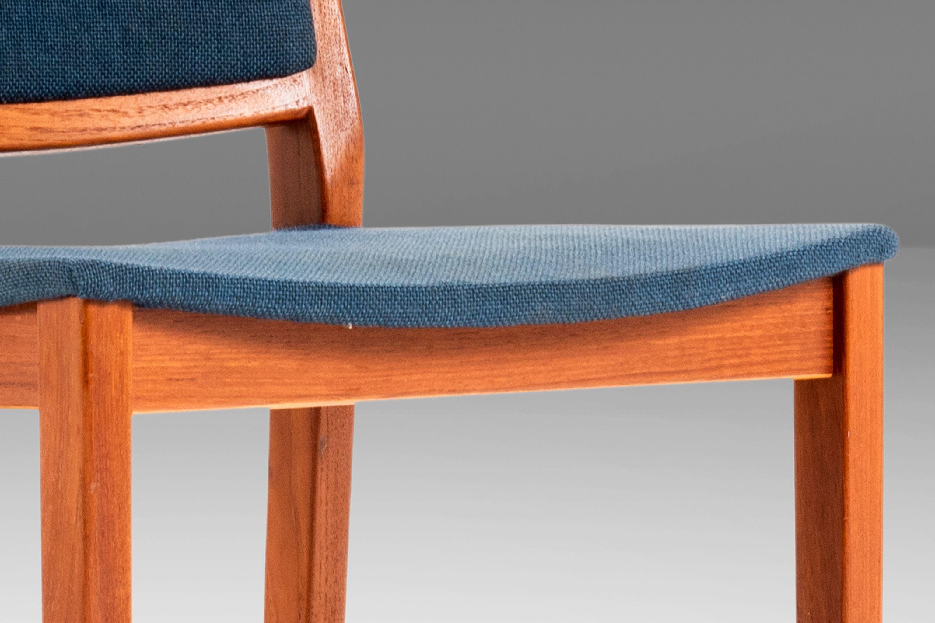 Parfaitement petites, ces splendides chaises d'appoint sont un exemple exceptionnel du design et de l'artisanat du début de la modernité suédoise. Encadré en teck massif avec des veines de bois exquises compensées par la tapisserie d'origine dans un
