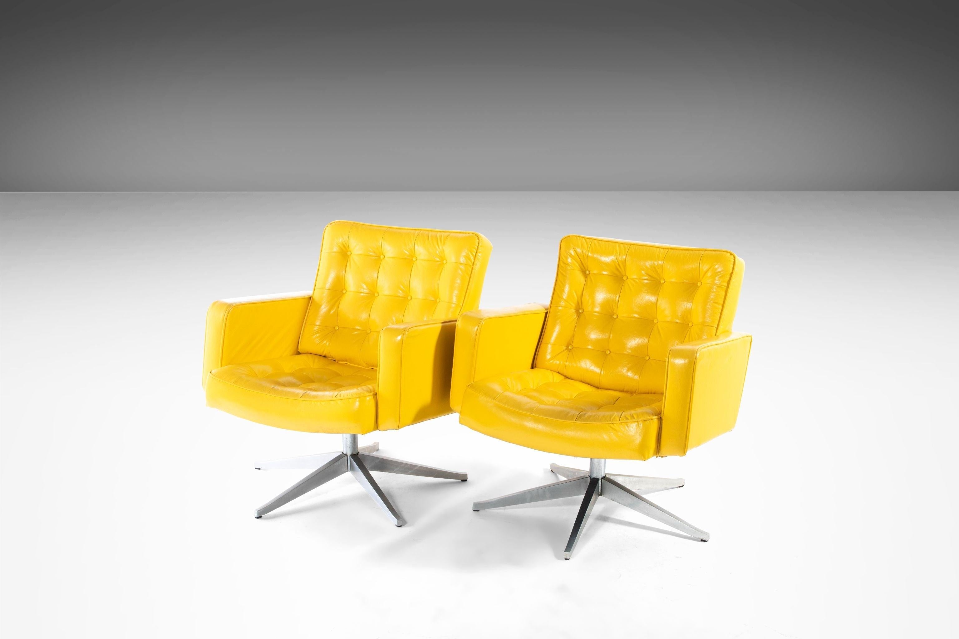 Set of Two '2' Swivel Lounge Chairs Vincent Cafiero for Knoll, USA, c. 1960's For Sale 9