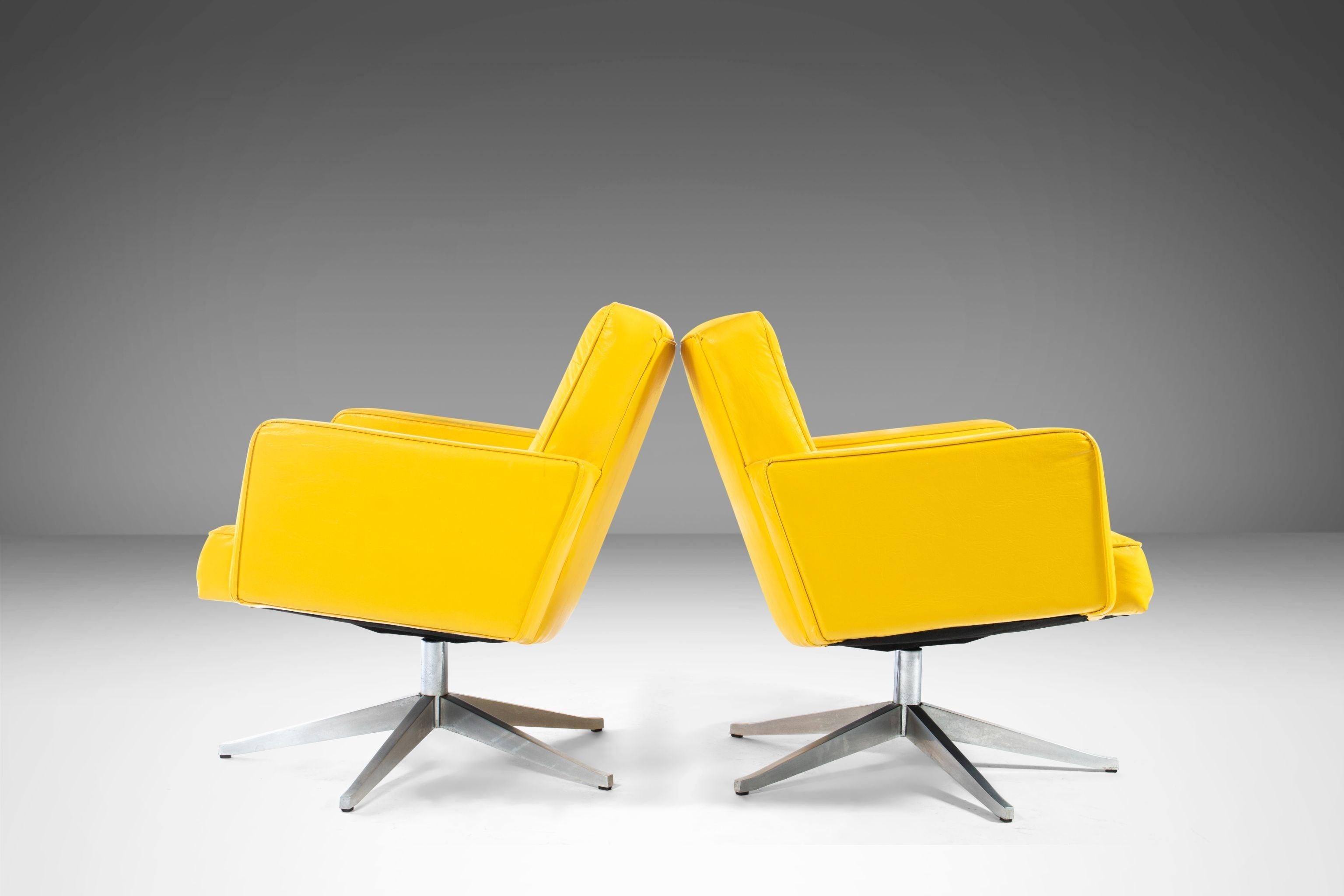 Set of Two '2' Swivel Lounge Chairs Vincent Cafiero for Knoll, USA, c. 1960's In Good Condition For Sale In Deland, FL