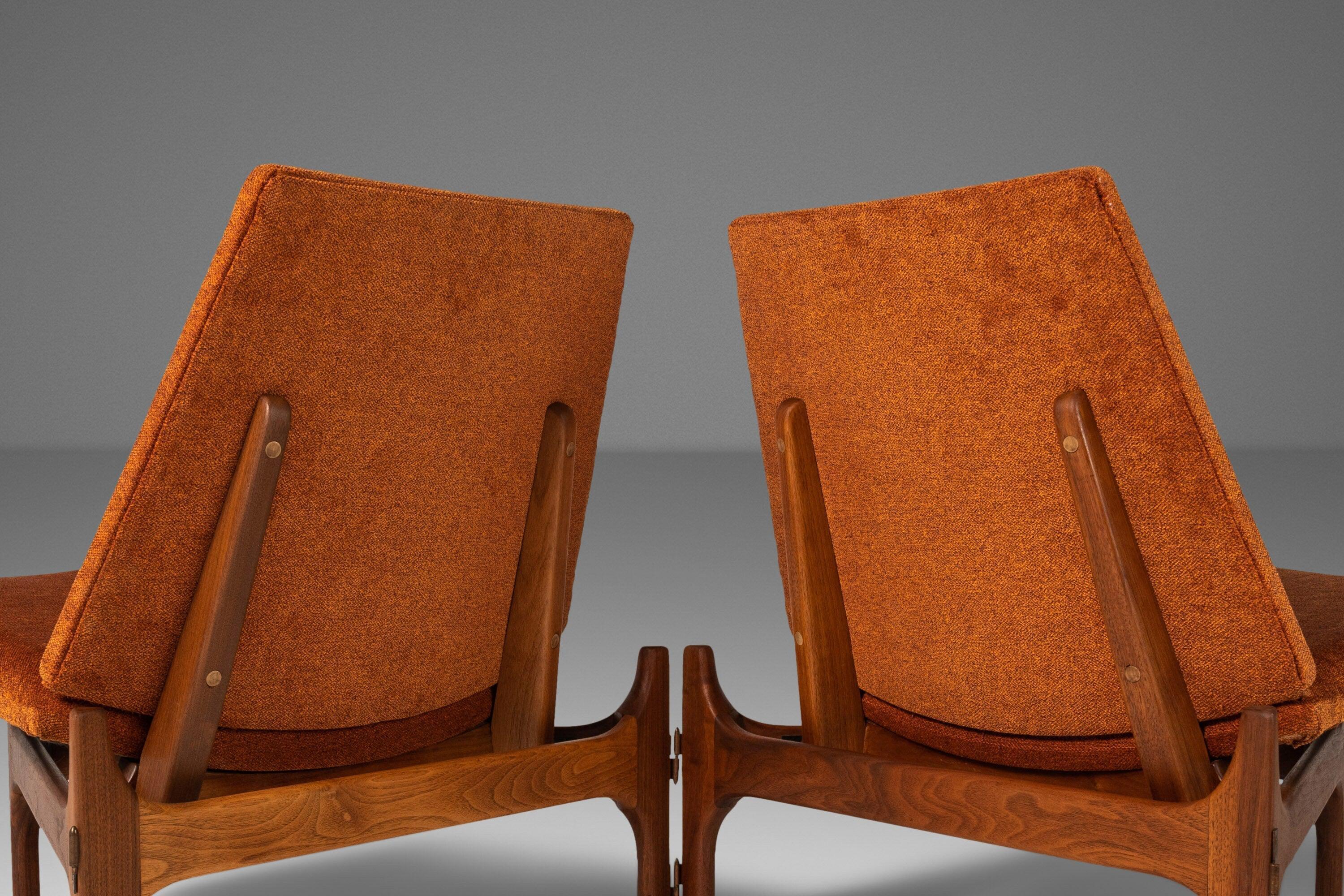 Il s'agit d'un ensemble ultra-rare de chaises longues à trois pieds conçu par John Keal pour Brown Saltman. Les chaises sont équipées de leur matériel d'origine et peuvent être reliées par des charnières pour former des sièges en tandem dans une