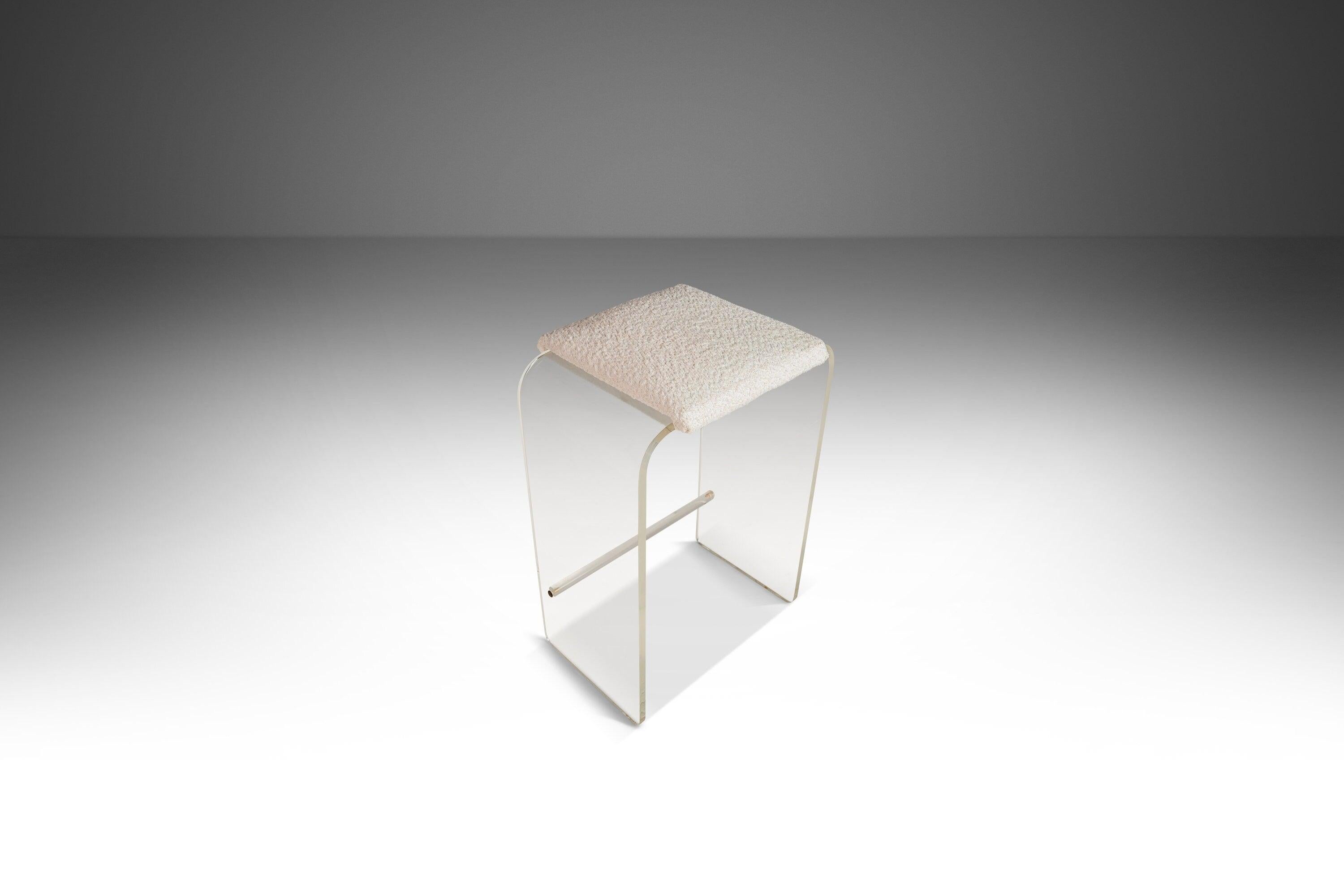 Americano Set di due ( 2) sgabelli a forma di cascata in lucite e bouclé di Charles Hollis in vendita