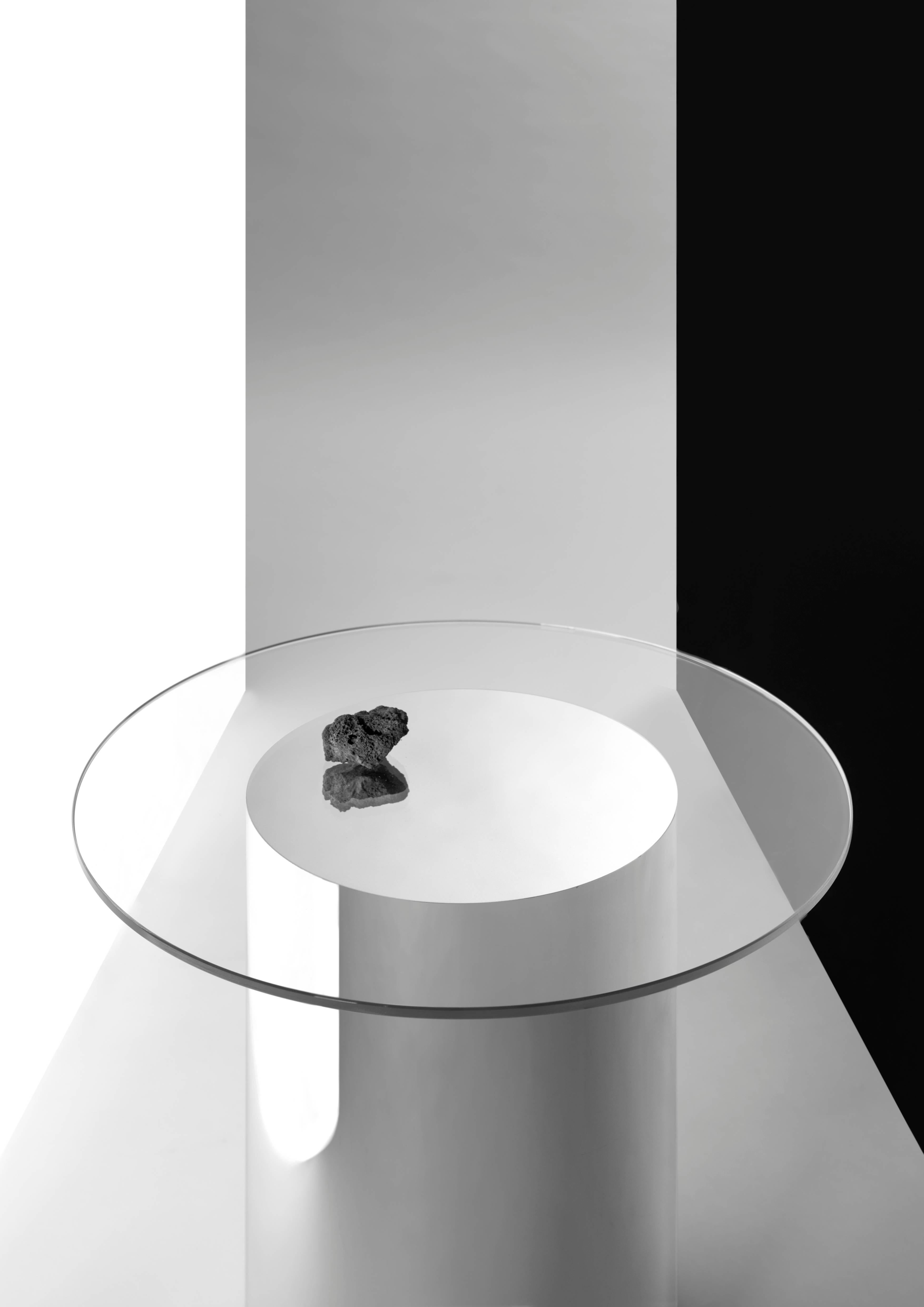Satz von zwei Beistelltischen Modell '2001', entworfen von Ramon Úbeda und Otto Canalda.
Hergestellt von Bd (Spanien).

Die Beistelltische 2001 bestehen aus ultraklarem Glas und einer verspiegelten Pyrex-Röhre, die keine Fugen aufweist. Der