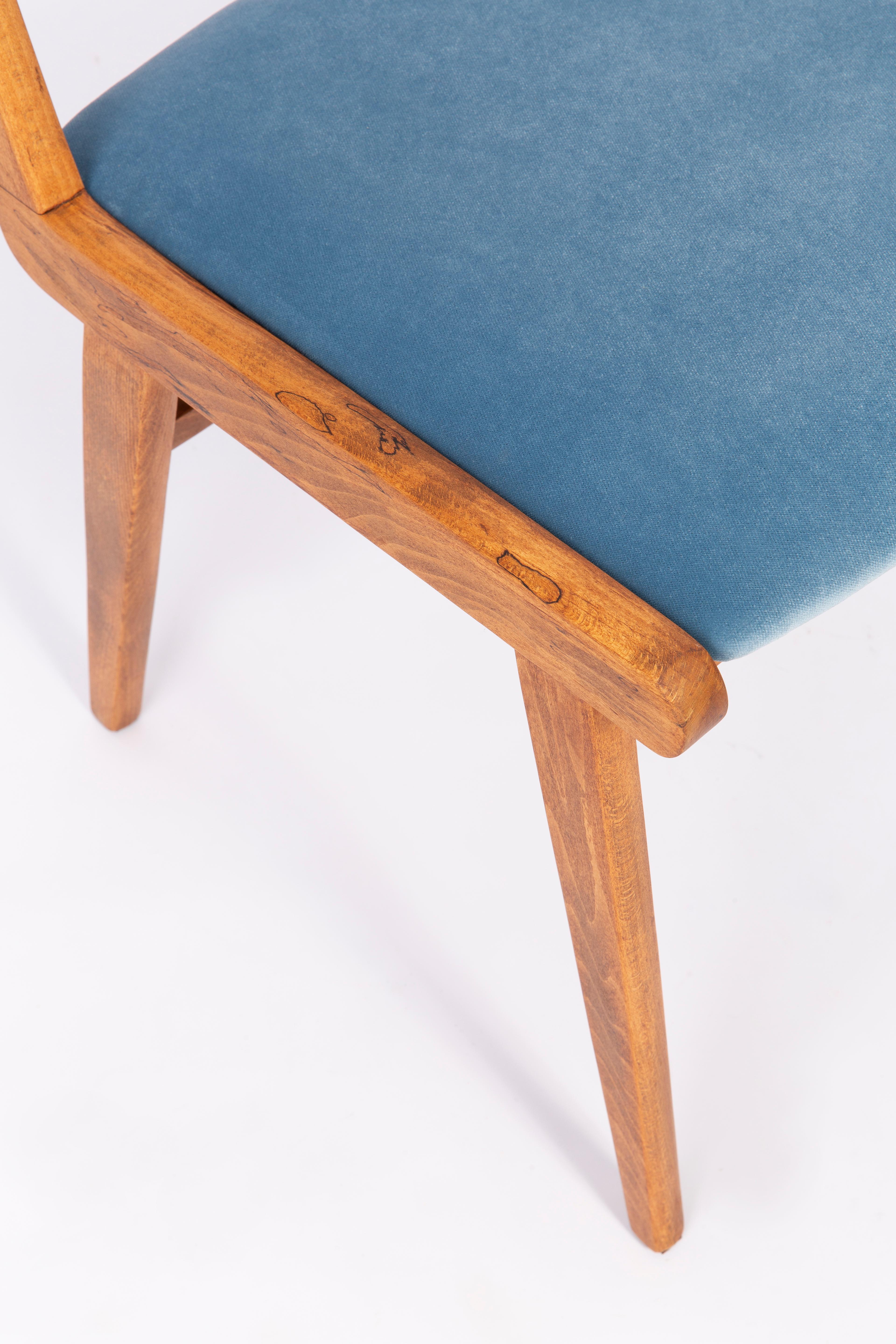 Ensemble de deux chaises en velours bleu et blanc du XXe siècle:: Pologne:: années 1960 en vente 4