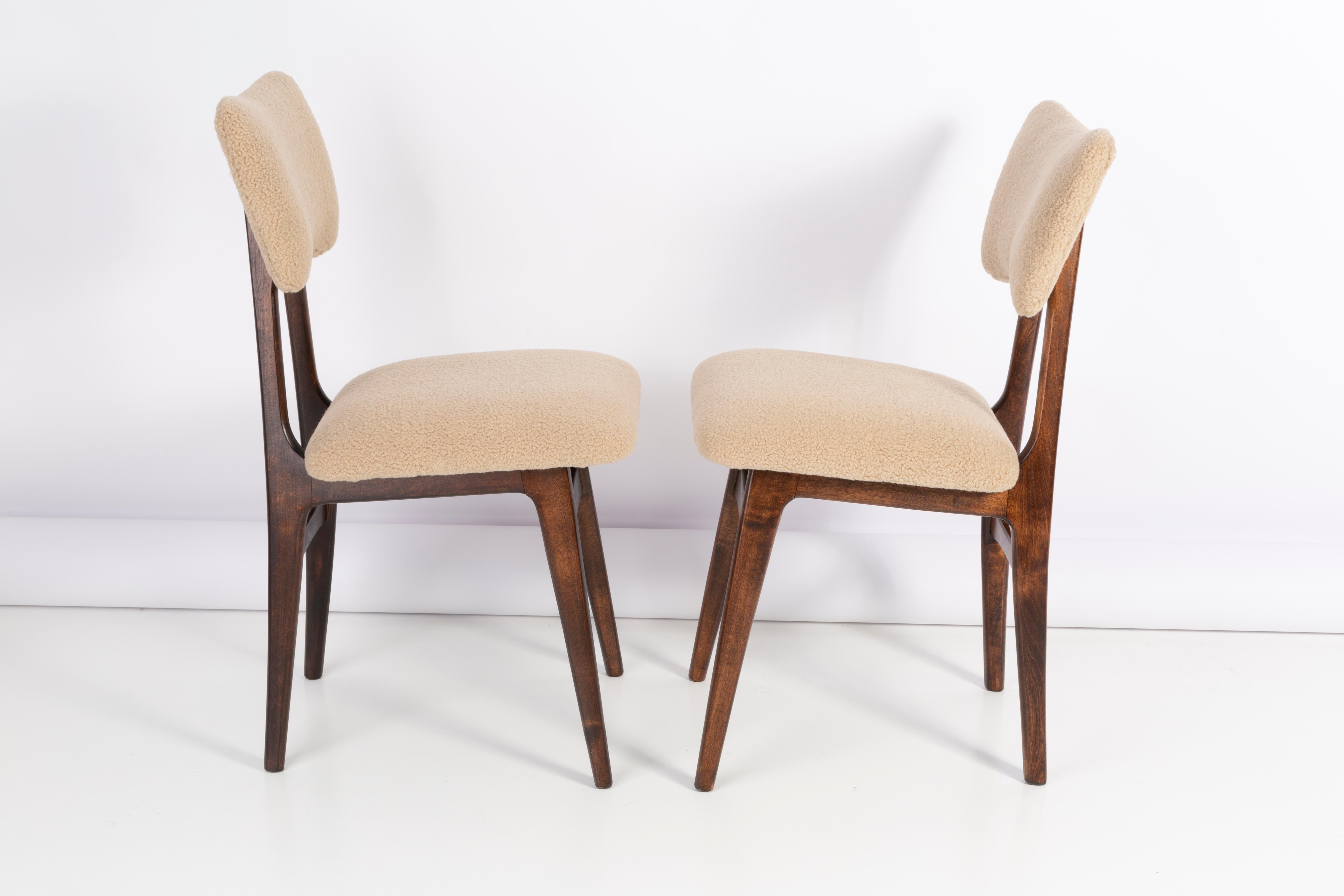 Chaises conçues par le professeur Rajmund Halas. Fabriqué en bois de hêtre. Les chaises ont été entièrement rénovées et les boiseries ont été rafraîchies. L'assise et le dossier sont habillés d'un tissu bouclé camel, durable et agréable au toucher.