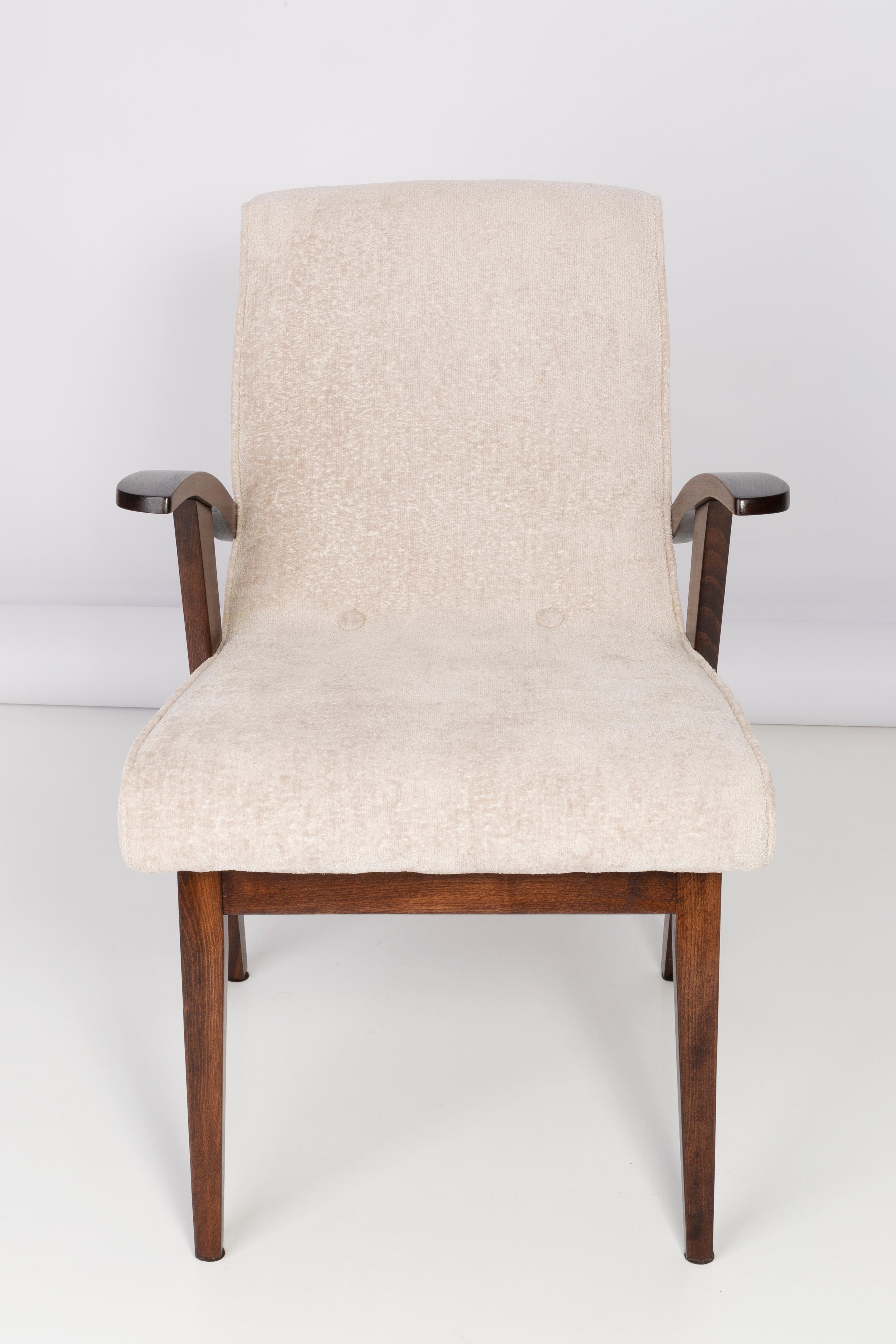 Von Mieczyslaw Puchala entworfene Sessel in einer Classic-Ausgabe. Mittelbraunes Holz kombiniert mit einem hellen cremefarbenen Bouclé-Stoff verleiht ihm Eleganz und Noblesse. Die Stühle wurden einer kompletten Tischler- und Polstermöbelrenovierung