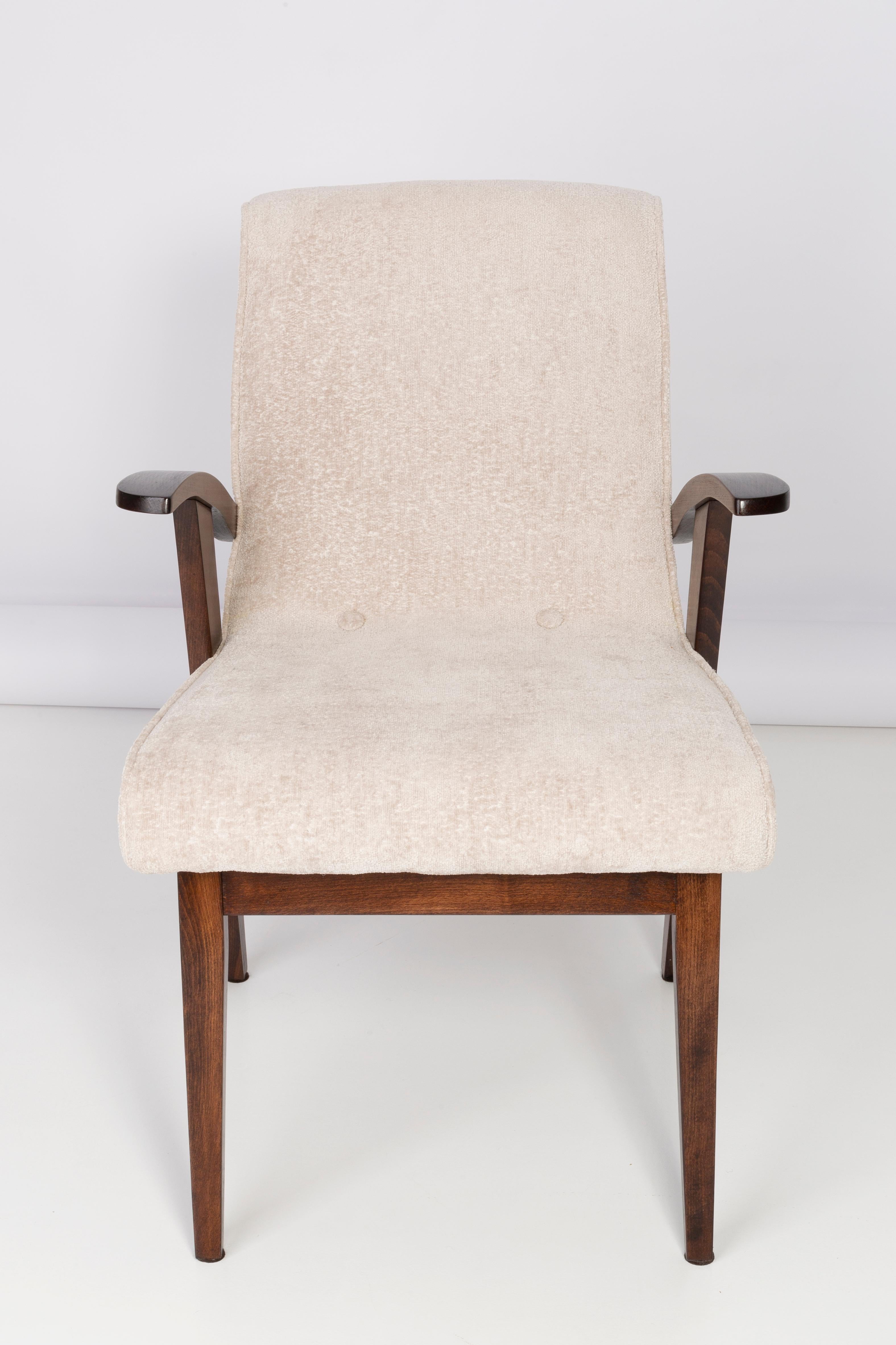 Fauteuils conçus par Mieczyslaw Puchala dans une édition classique. Le bois brun moyen associé à un tissu bouclé crème clair lui confère élégance et noblesse. Les chaises ont fait l'objet d'une rénovation complète de la menuiserie et de la