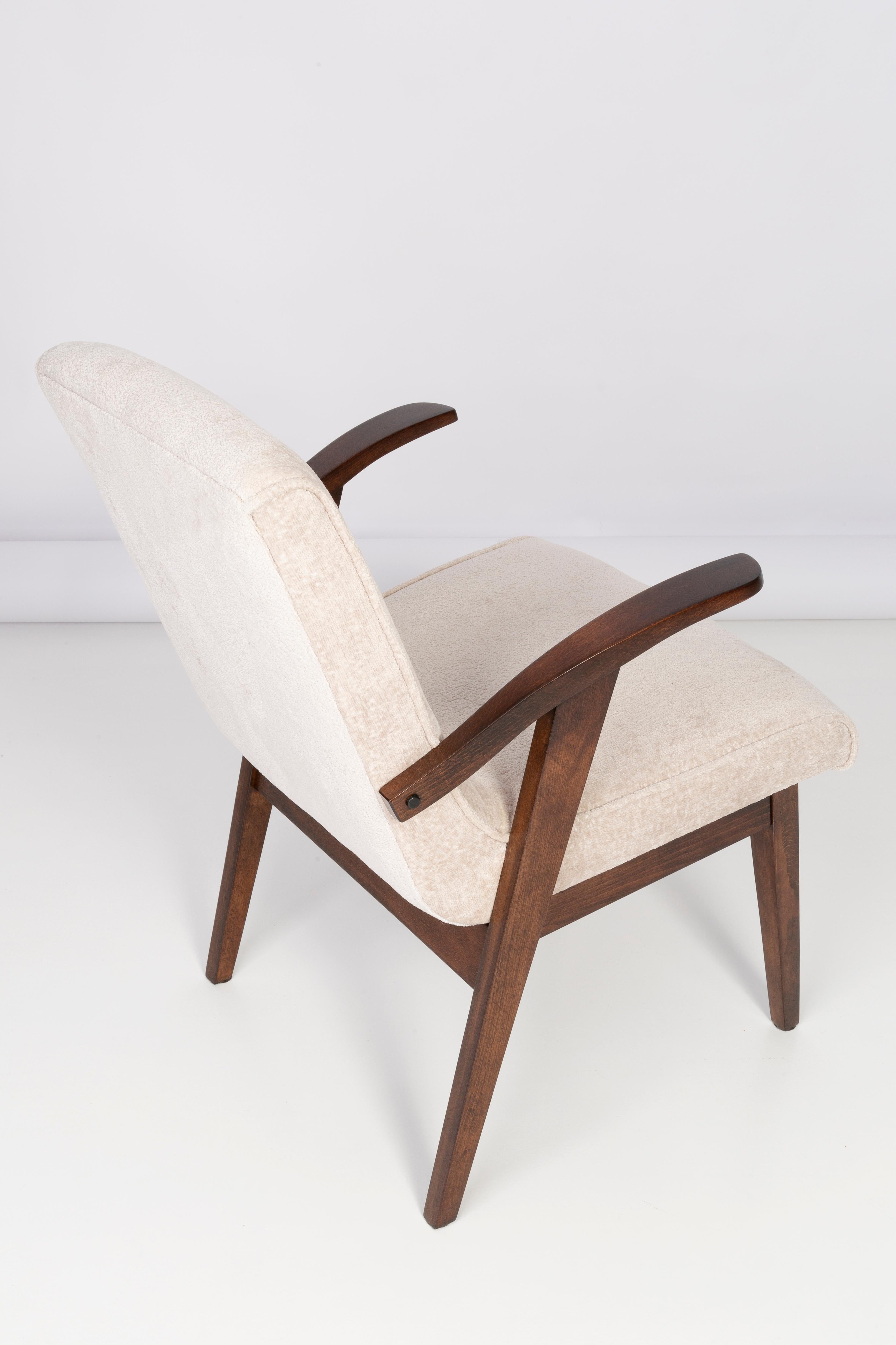 Polonais Ensemble de deux fauteuils crème léger du 20e siècle par Mieczyslaw Puchala, 1960 en vente