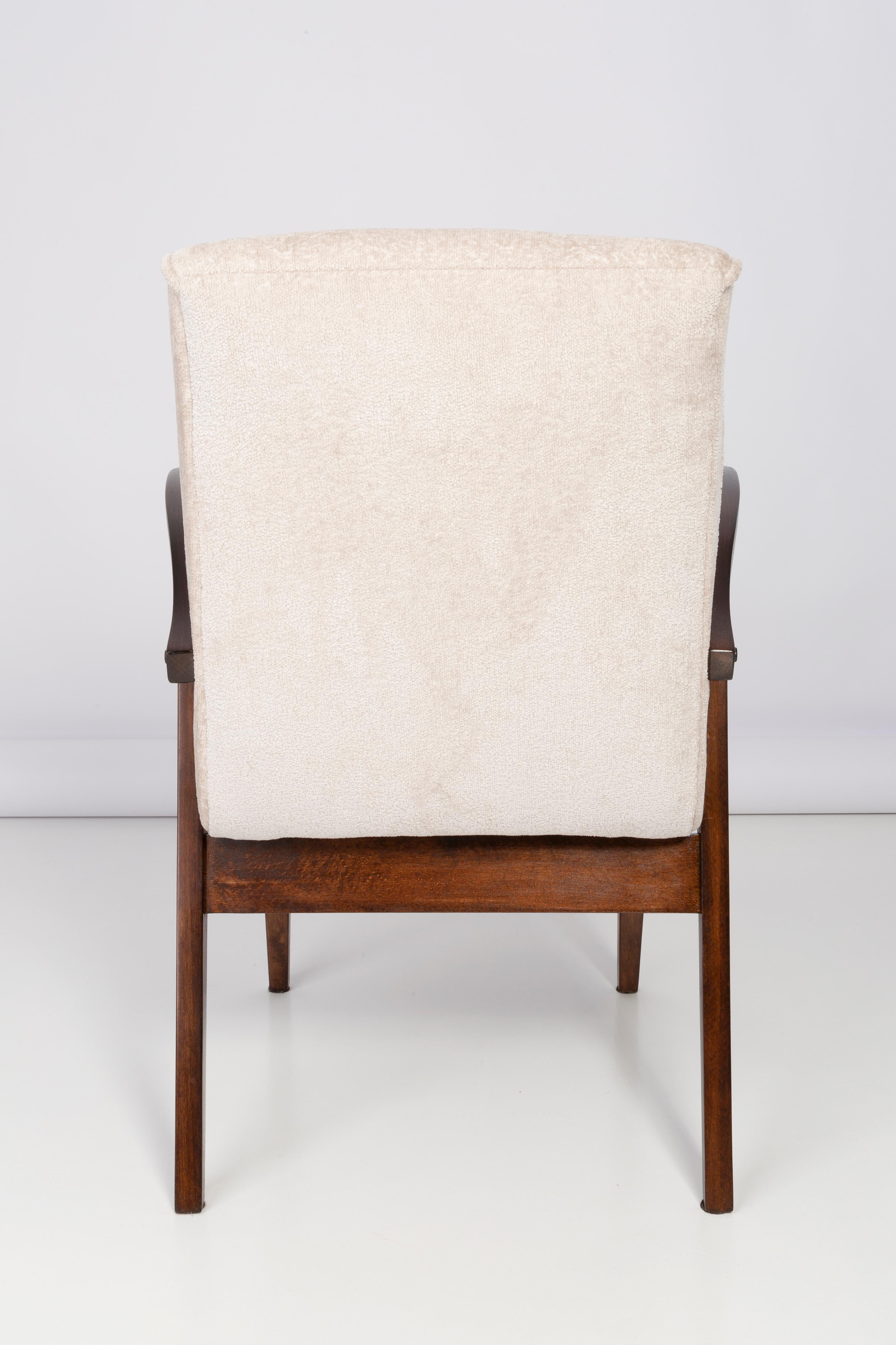 Fait main Ensemble de deux fauteuils crème léger du 20e siècle par Mieczyslaw Puchala, 1960 en vente