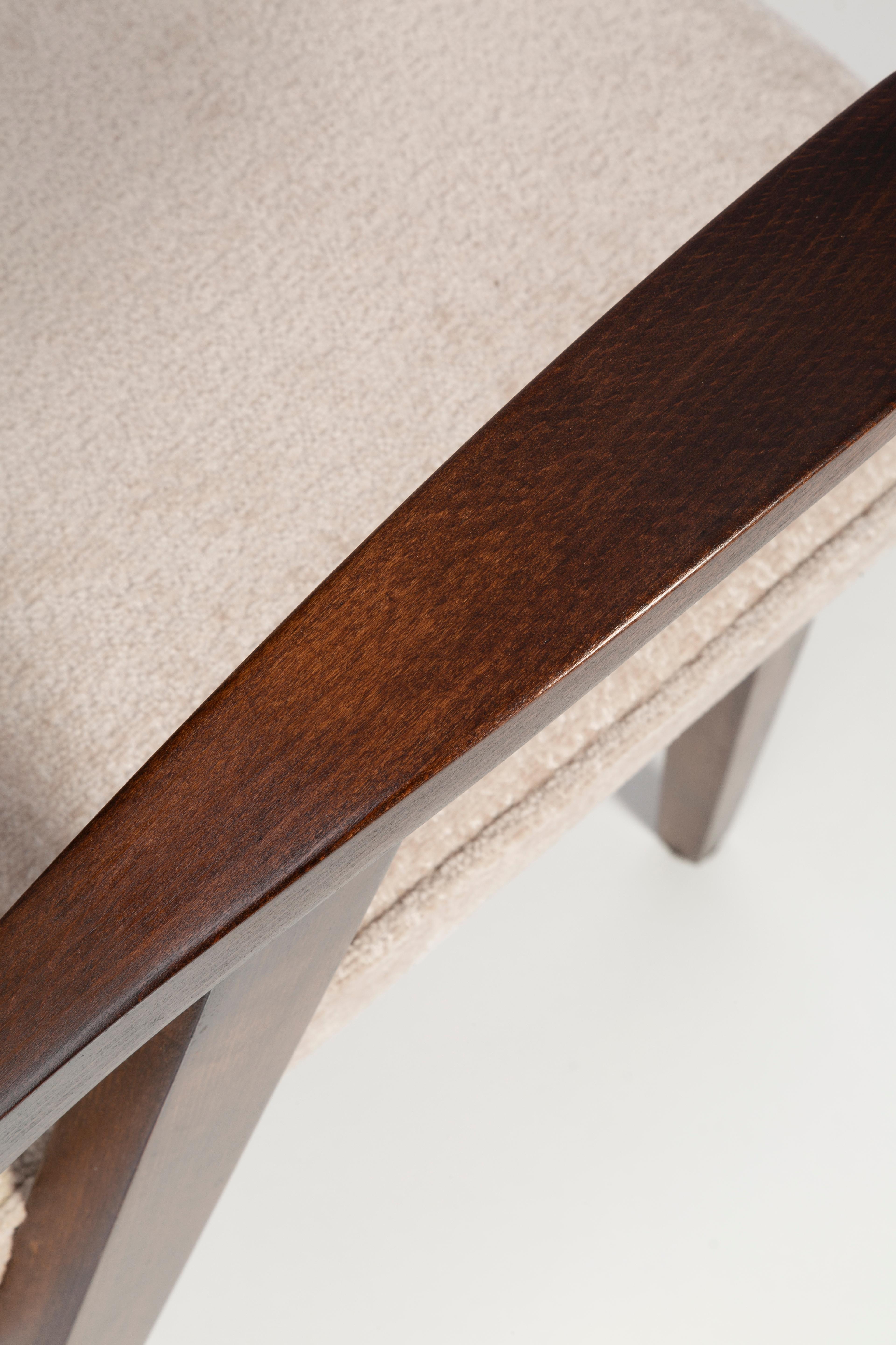 Textile Ensemble de deux fauteuils crème léger du 20e siècle par Mieczyslaw Puchala, 1960 en vente