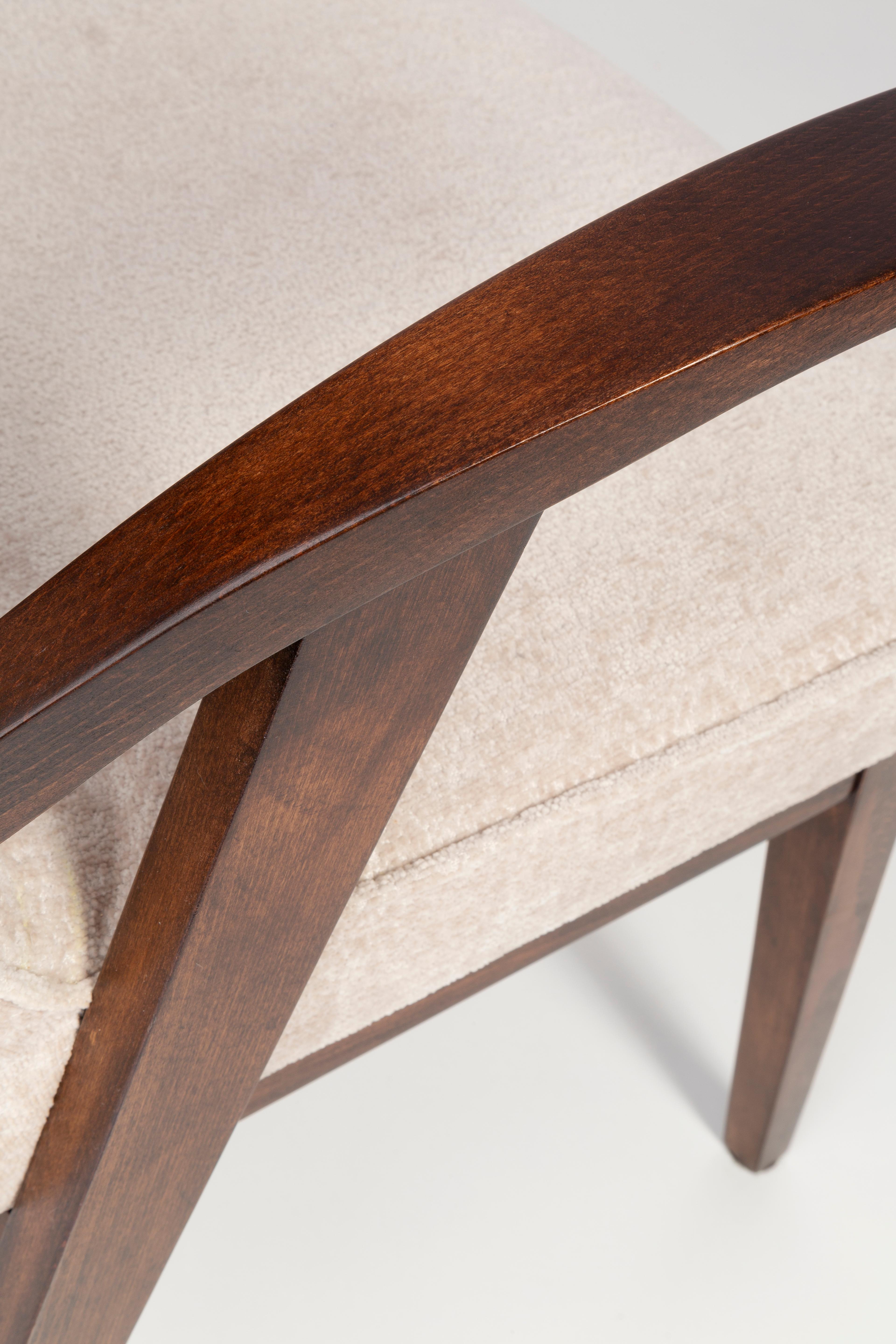 Ensemble de deux fauteuils crème léger du 20e siècle par Mieczyslaw Puchala, 1960 en vente 1