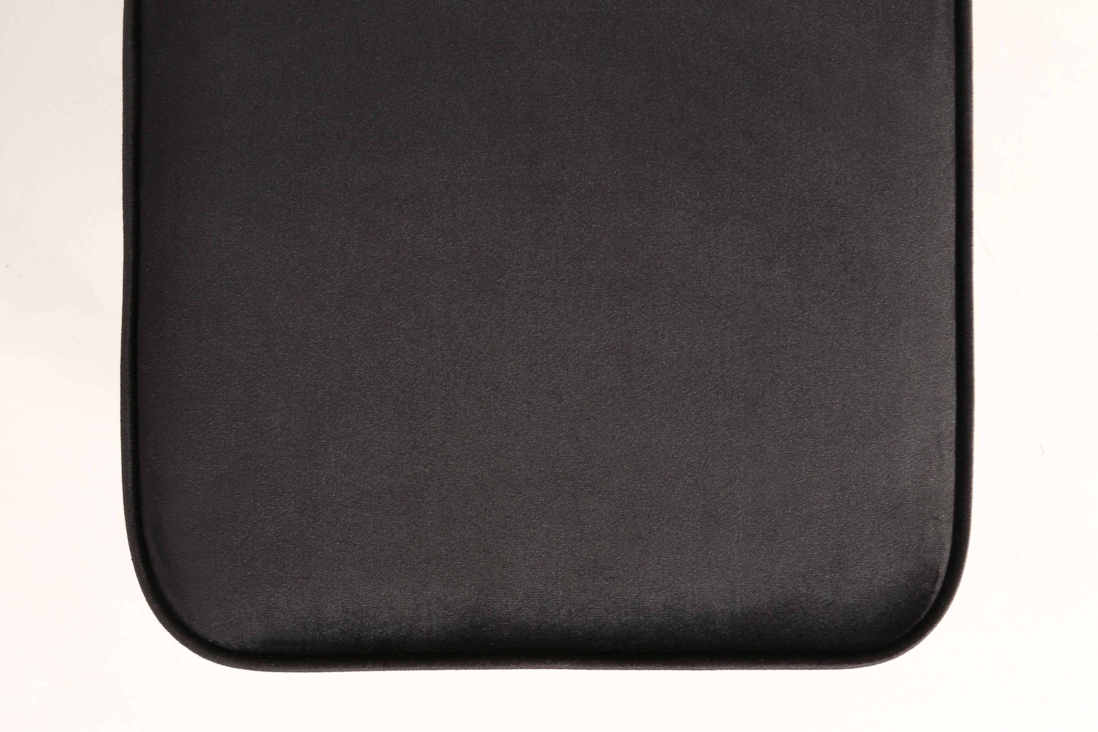 Fait main Ensemble de deux mini tabourets en velours noir du 20ème siècle, années 1960 en vente