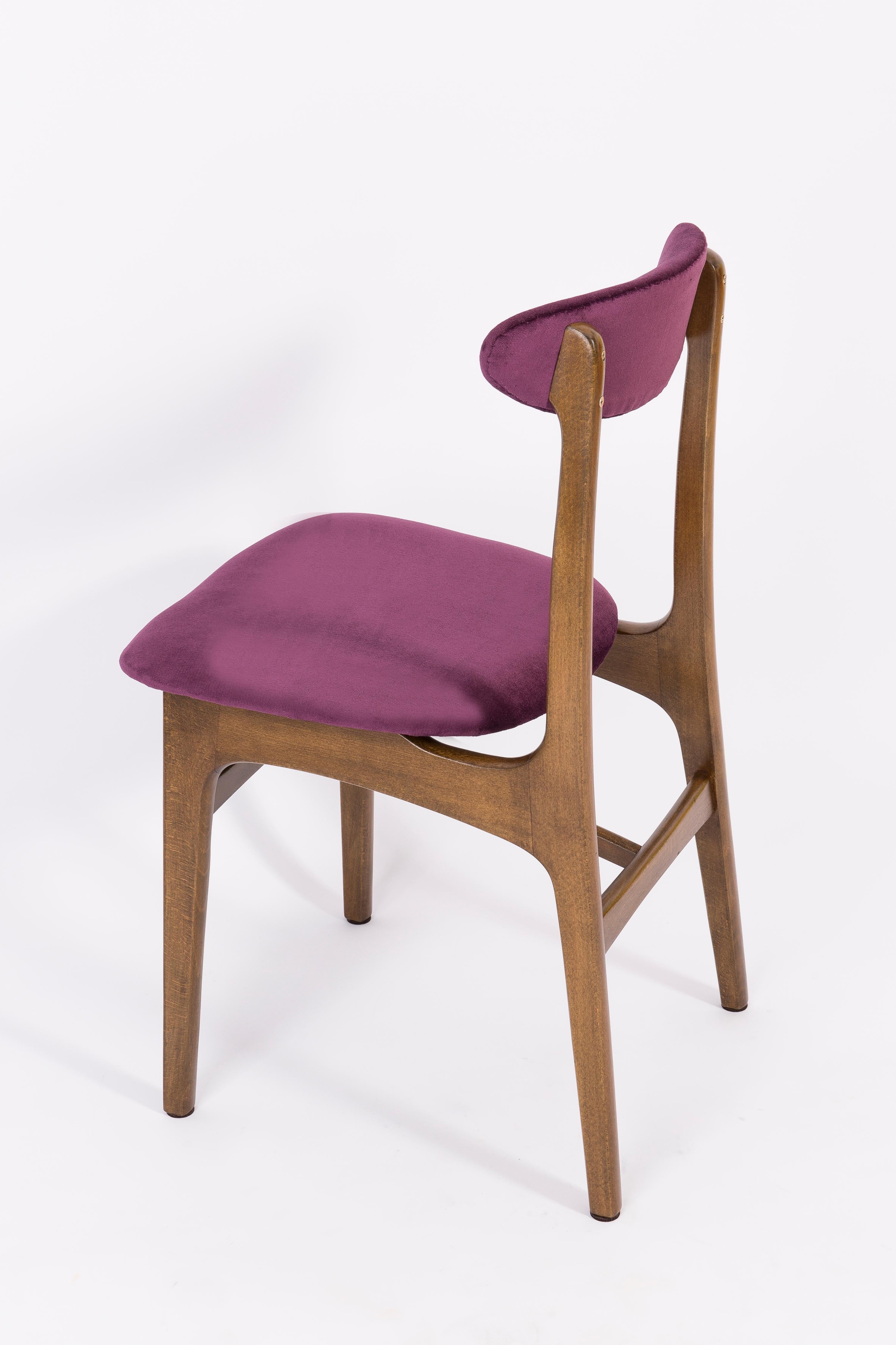 Polonais Ensemble de deux chaises Rajmund Halas en velours prune du 20ème siècle, Europe, années 1960 en vente