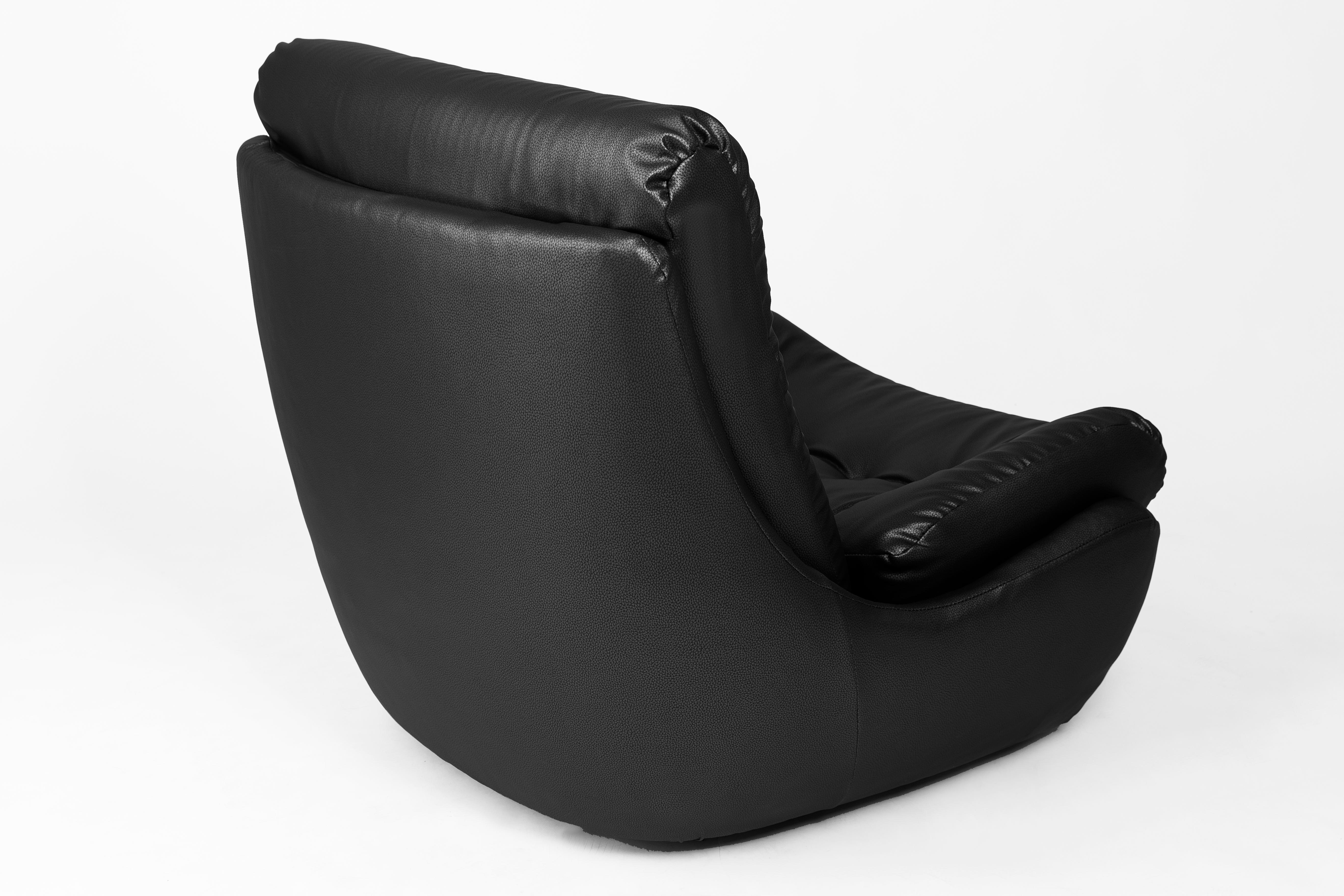 Fait main Ensemble de deux fauteuils Atlantis en faux cuir noir du 20ème siècle, années 1960 en vente