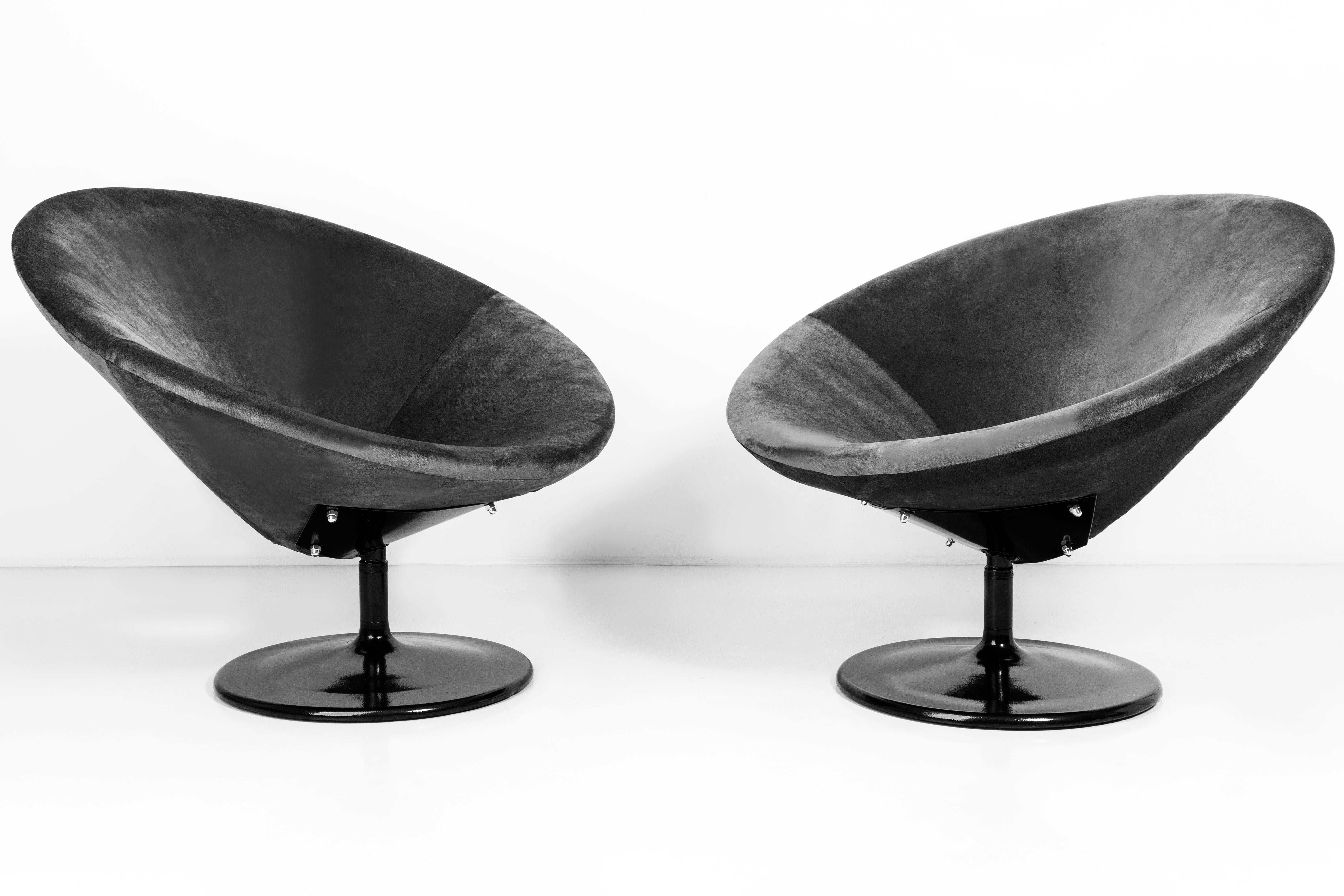 Mid-Century Modern Ensemble de deux fauteuils pivotants en velours noir vintage du 20ème siècle, années 1960 en vente