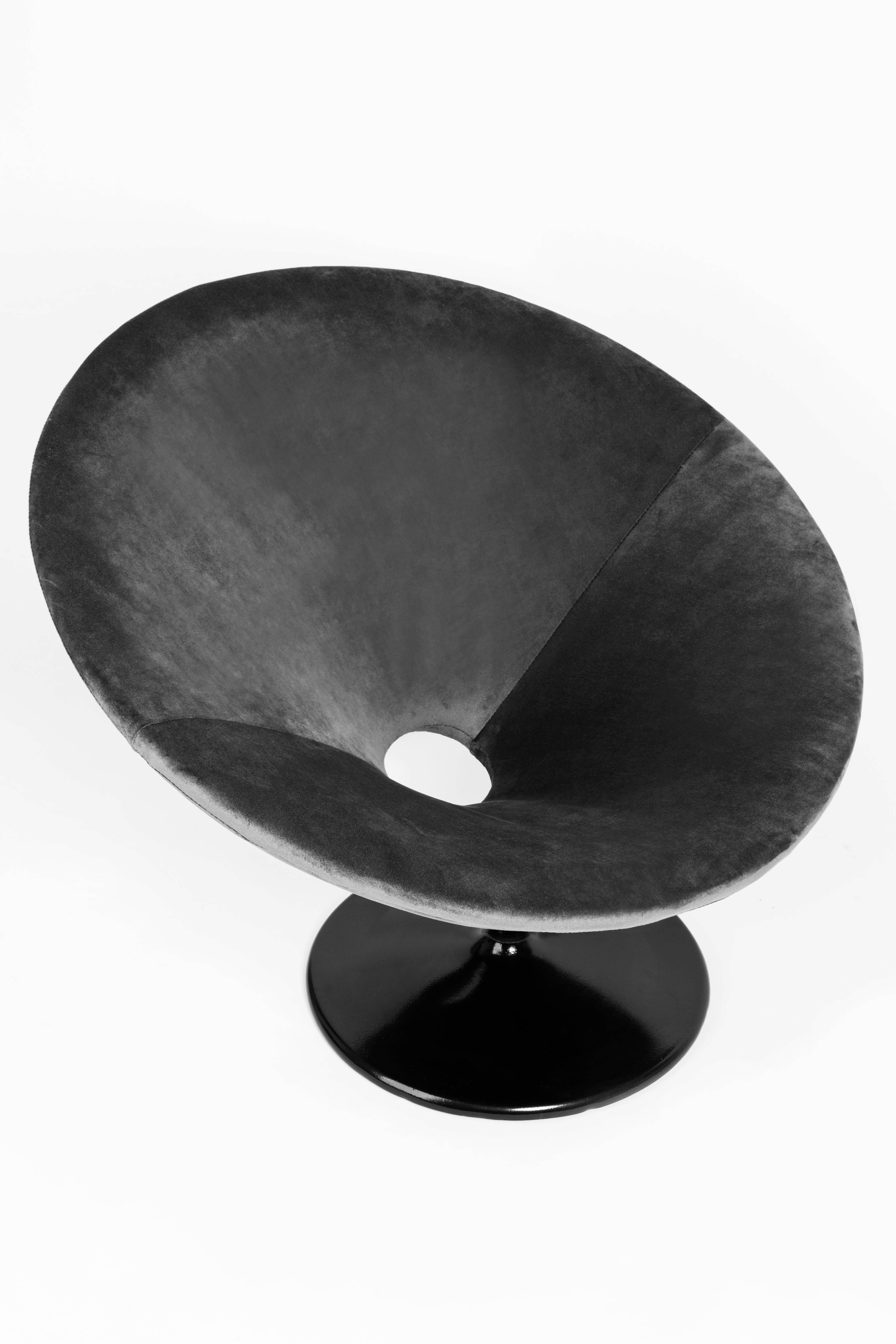Polonais Ensemble de deux fauteuils pivotants en velours noir vintage du 20ème siècle, années 1960 en vente