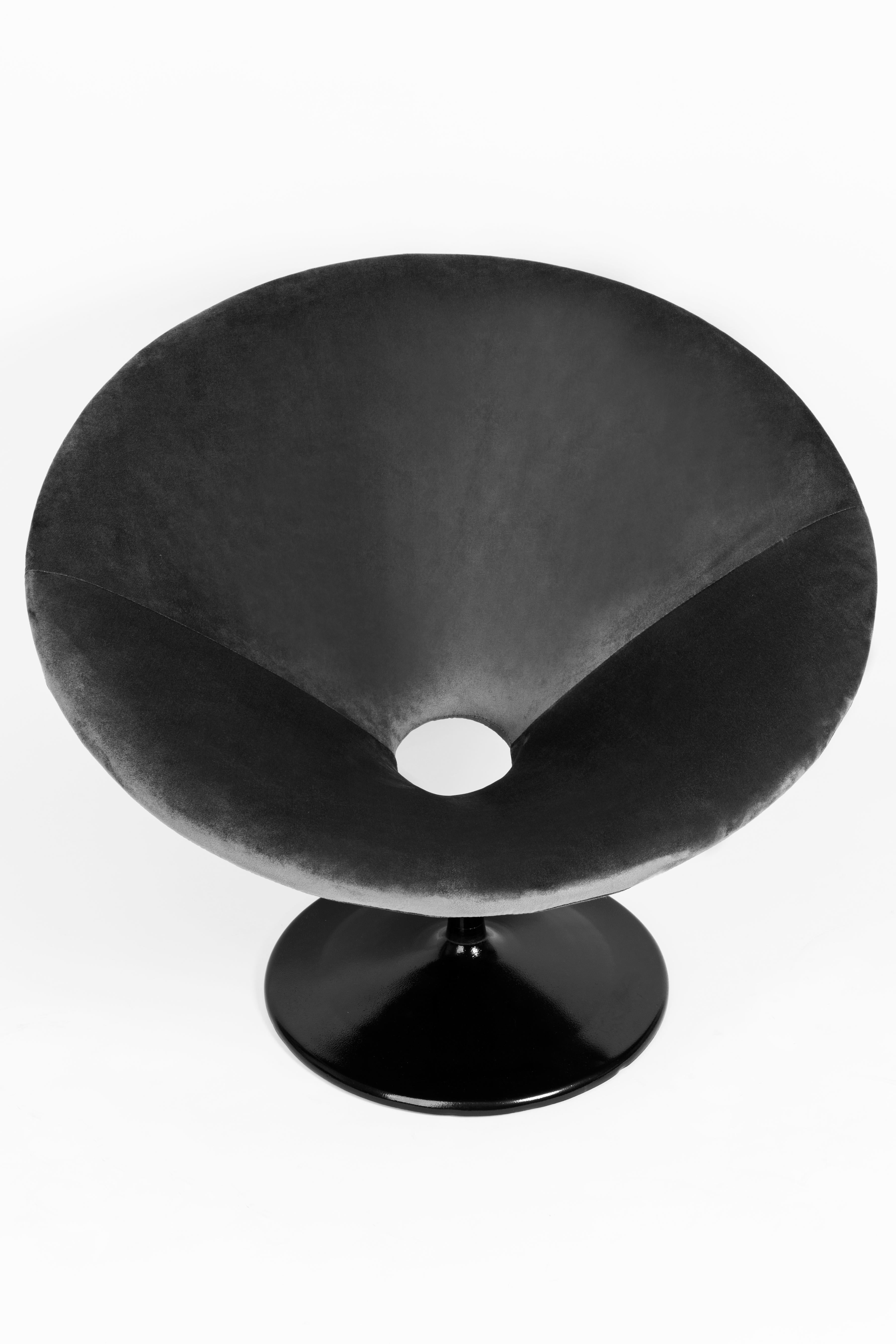 Ensemble de deux fauteuils pivotants en velours noir vintage du 20ème siècle, années 1960 Excellent état - En vente à 05-080 Hornowek, PL