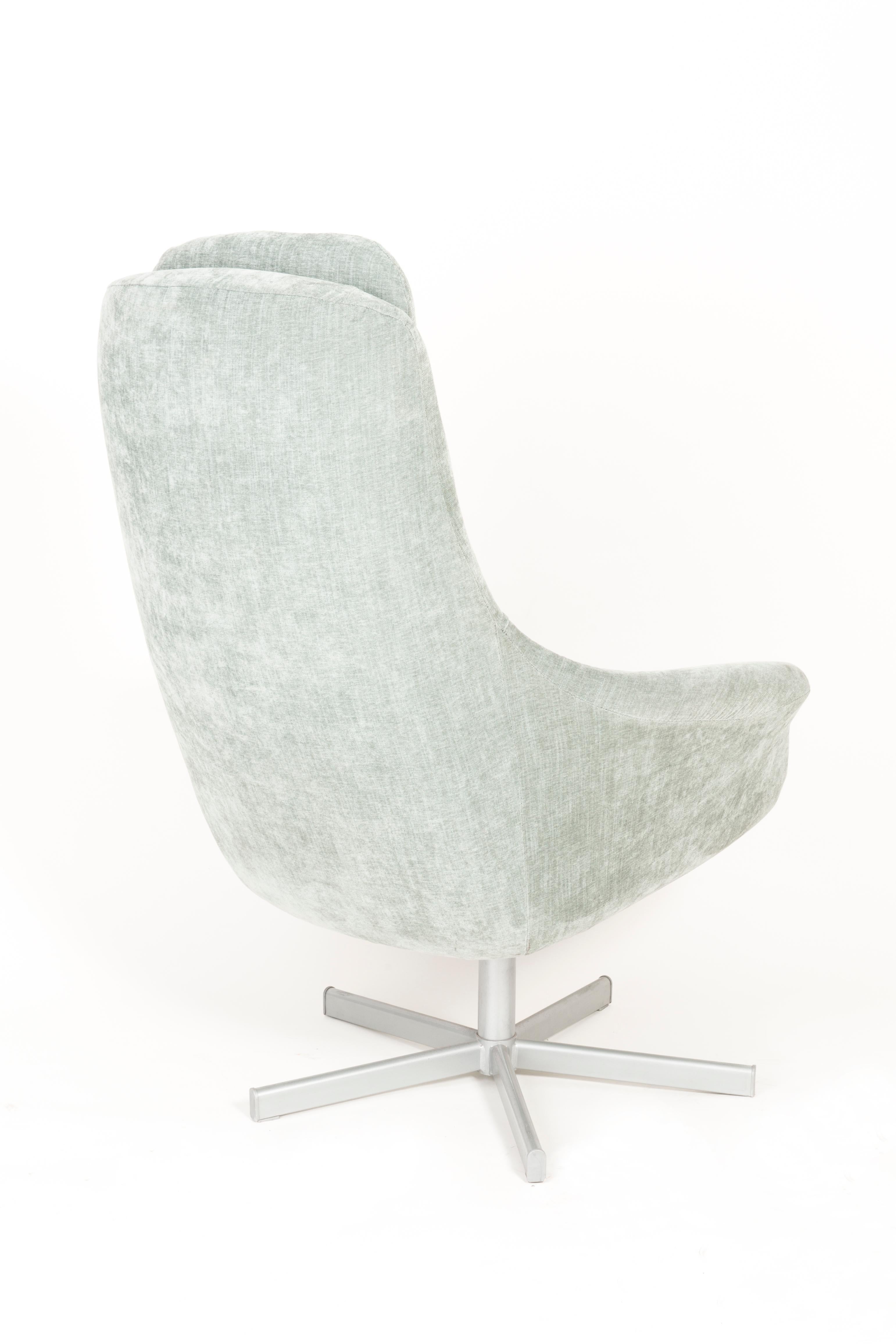 Ensemble de deux fauteuils pivotants vert clair vintage du 20ème siècle, années 1960 en vente 2