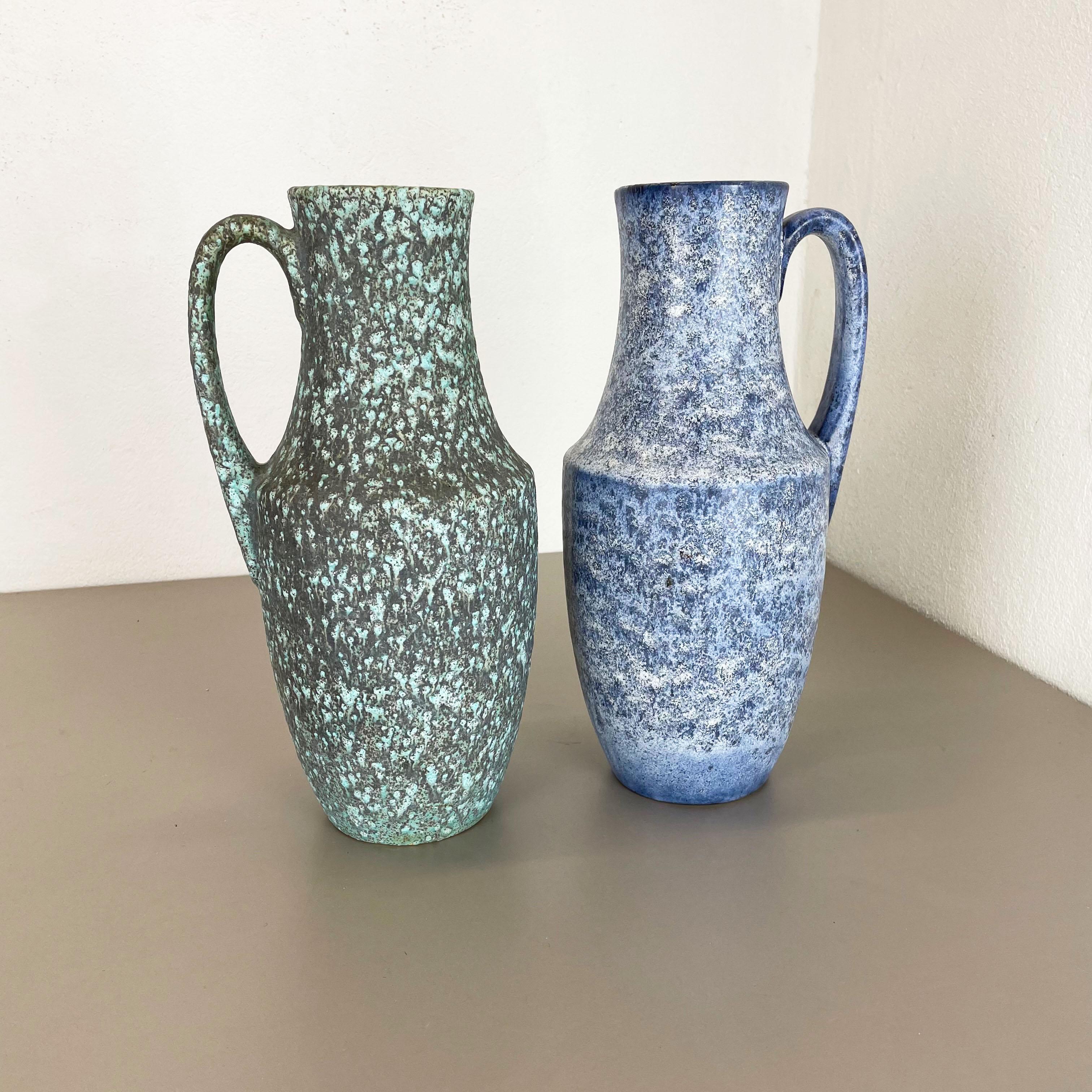 Artikel:

Set aus zwei fetten Lavakunstvasen

Produzent:

Scheurich, Deutschland



Jahrzehnt:

1970s


 

Diese originalen Vintage-Vasen wurden in den 1970er Jahren in Deutschland hergestellt. Sie ist aus Keramik in fetter