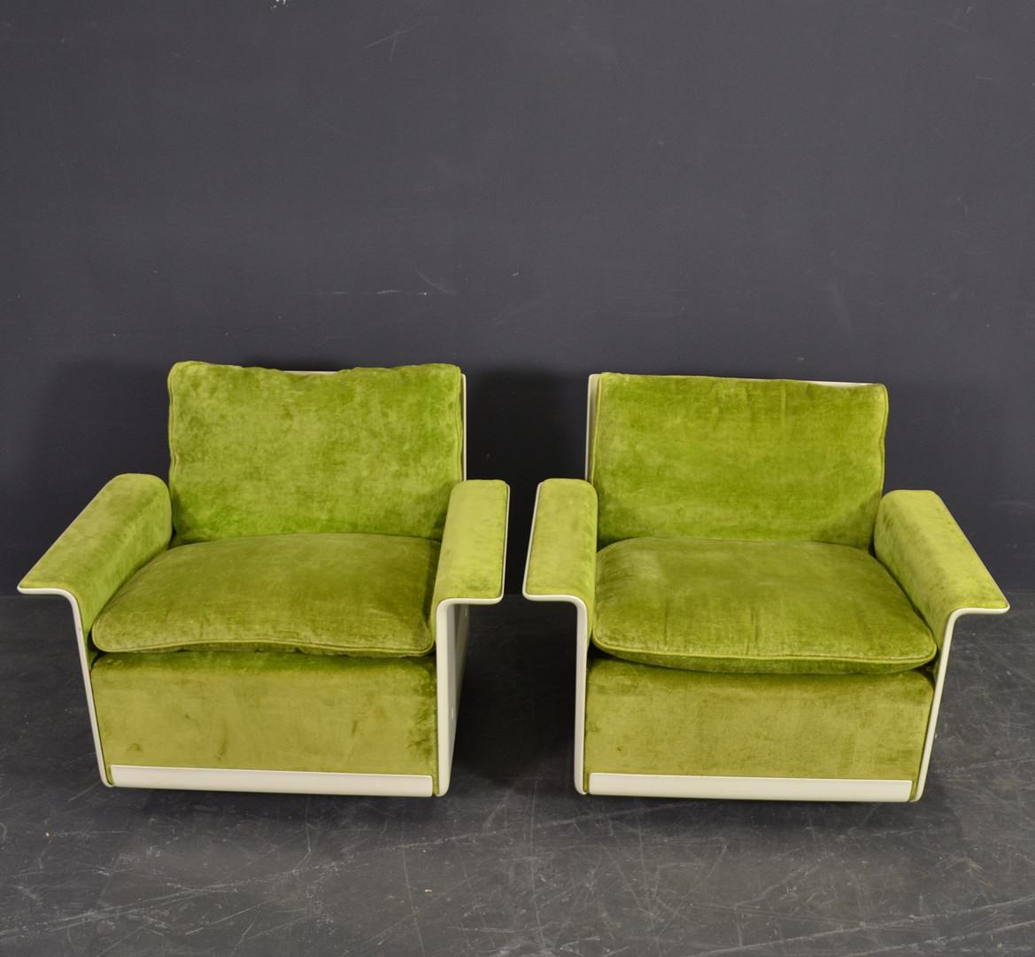 Design Dieter Rams from 1962. Produced by Vitsoe Switzerland Model 620
Modular system. Frame made of white plastic reinforced with fiberglass. Seat cushion and backrest with down upholstery, green velor cover.
Measures: Seat height approximate 40