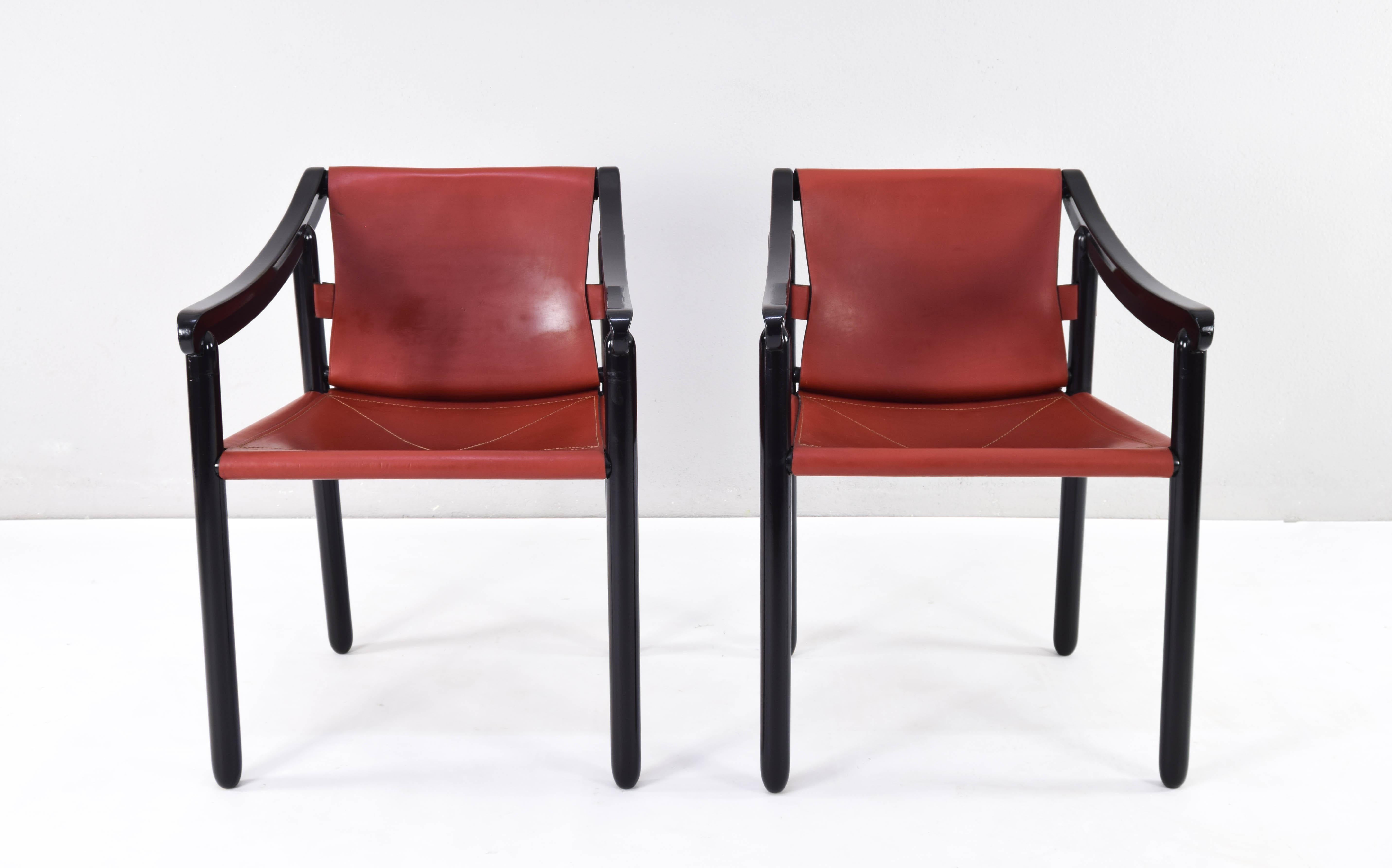 Pair of model 905 chairs designed by Vico Magistretti in the 1960s and produced by the firm Cassina.
Singular thanks to its subtle design, this model has cylindrical legs and curved arms in black lacquered beech wood. Seat and backrest are made