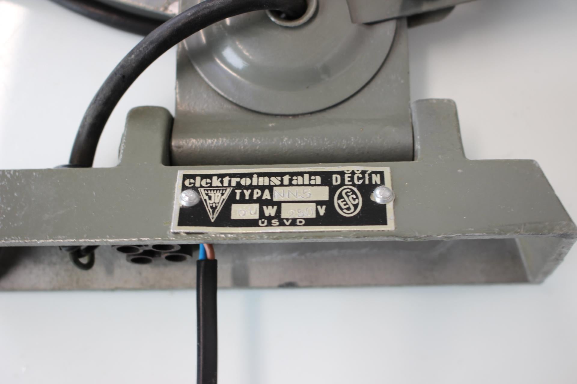 Juego de dos lámparas de pared industriales regulables, años 50, Checoslovaquia Metal en venta