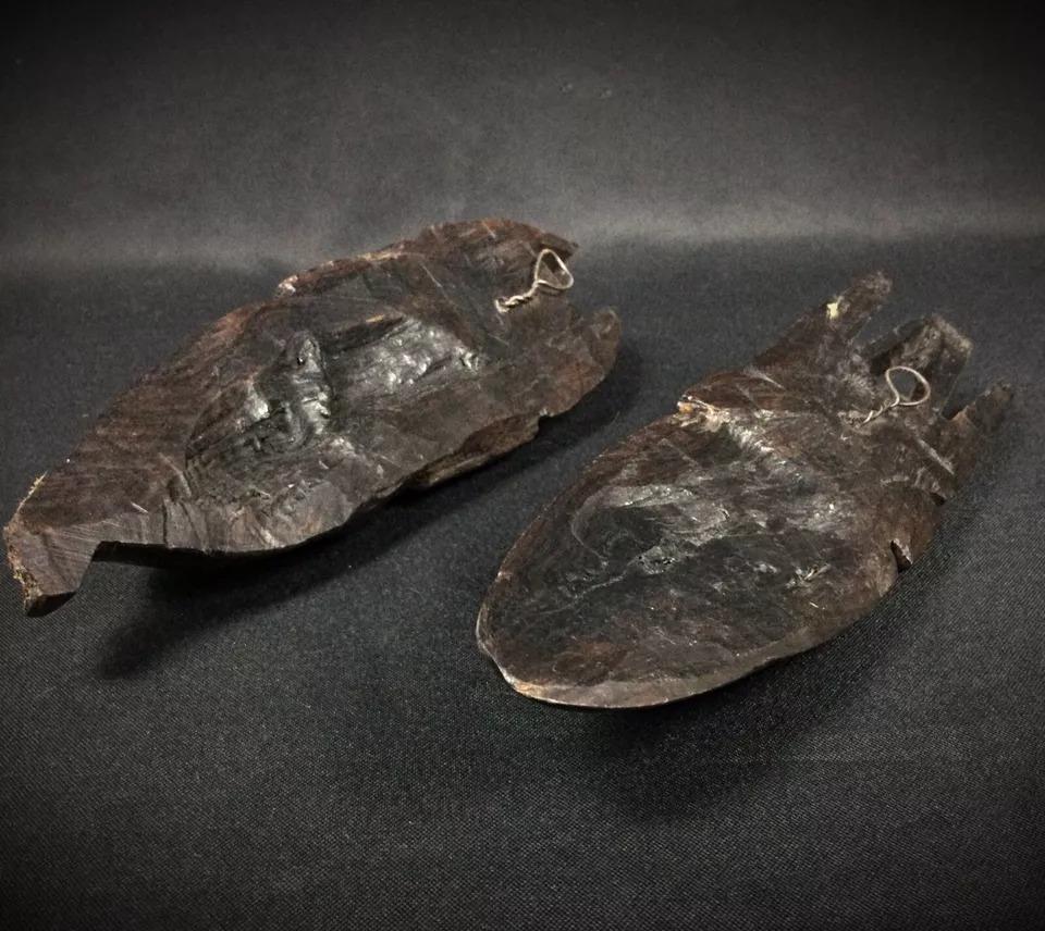 Questo set comprende due maschere africane intagliate a mano e realizzate in legno pregiato, perfette da appendere come parte dell'arredamento della tua casa. Una maschera è in buone condizioni, mentre l'altra ha una piccola rottura nella parte