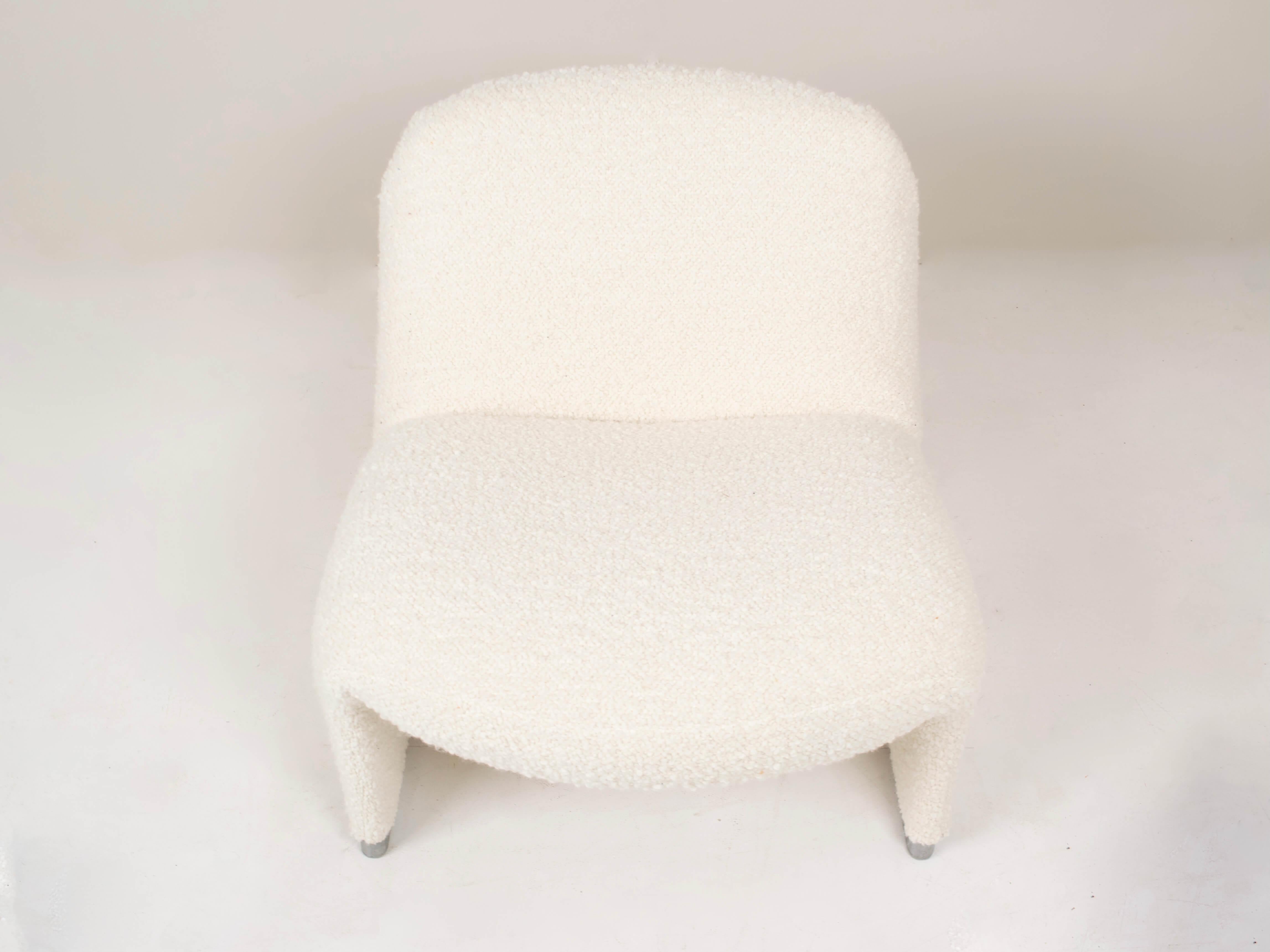 Set of Two Alky Chairs by Giancarlo Piretti for Artifort in Bouclé Fabric In Excellent Condition In Hellouw, NL