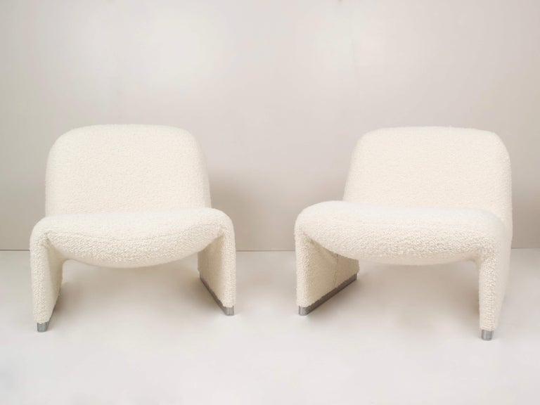 Aluminum Set of Two Alky Chairs by Giancarlo Piretti for Artifort in Bouclé Fabric For Sale