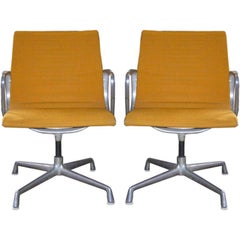 Juego de dos sillas de aluminio de Charles and Ray Eames