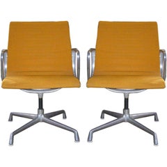 Ensemble de deux chaises en aluminium de Charles and Ray Eames