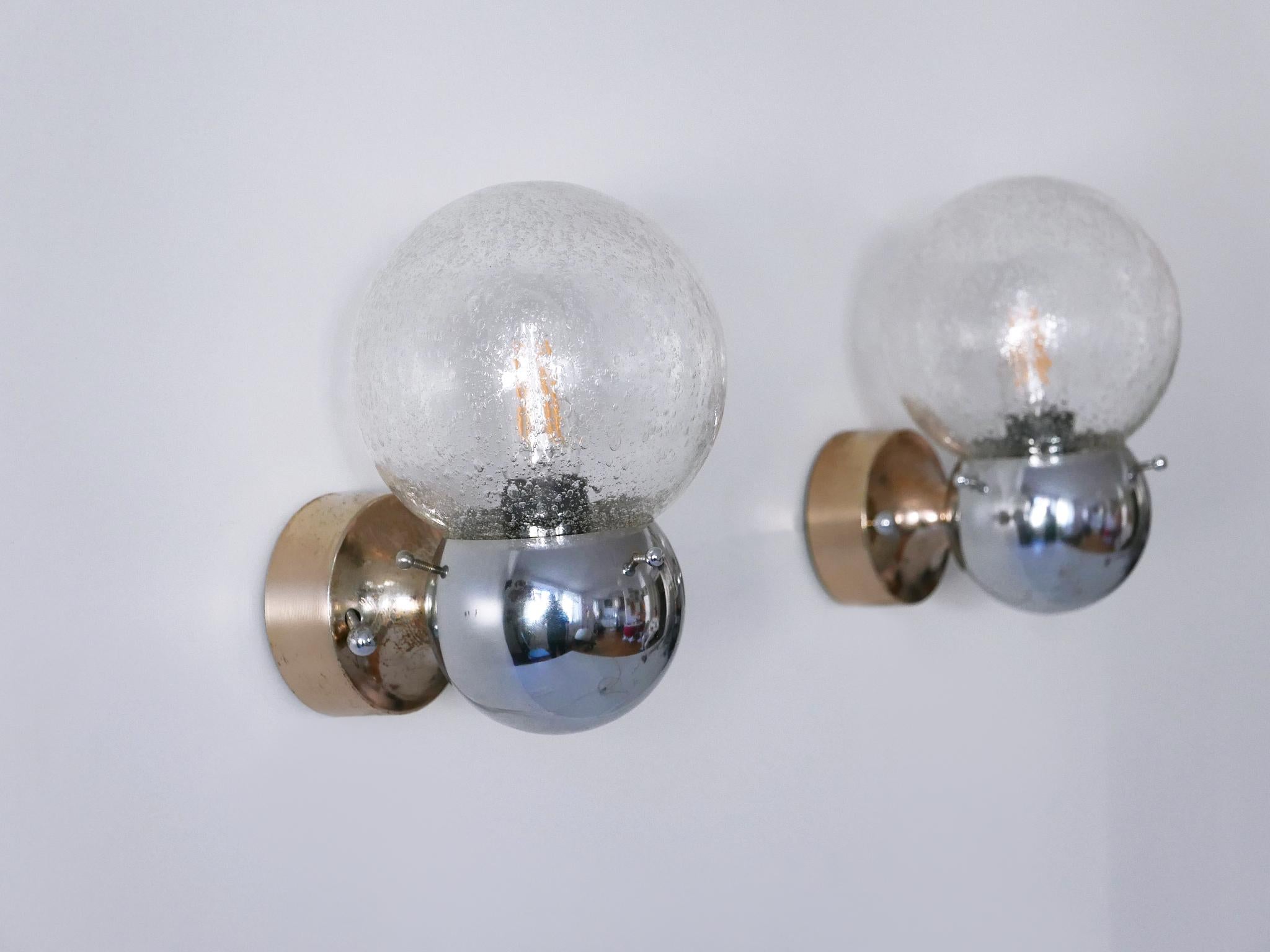 Ensemble de deux superbes appliques modernes mi-siècle en verre et métal Allemagne des années 1970 Bon état - En vente à Munich, DE