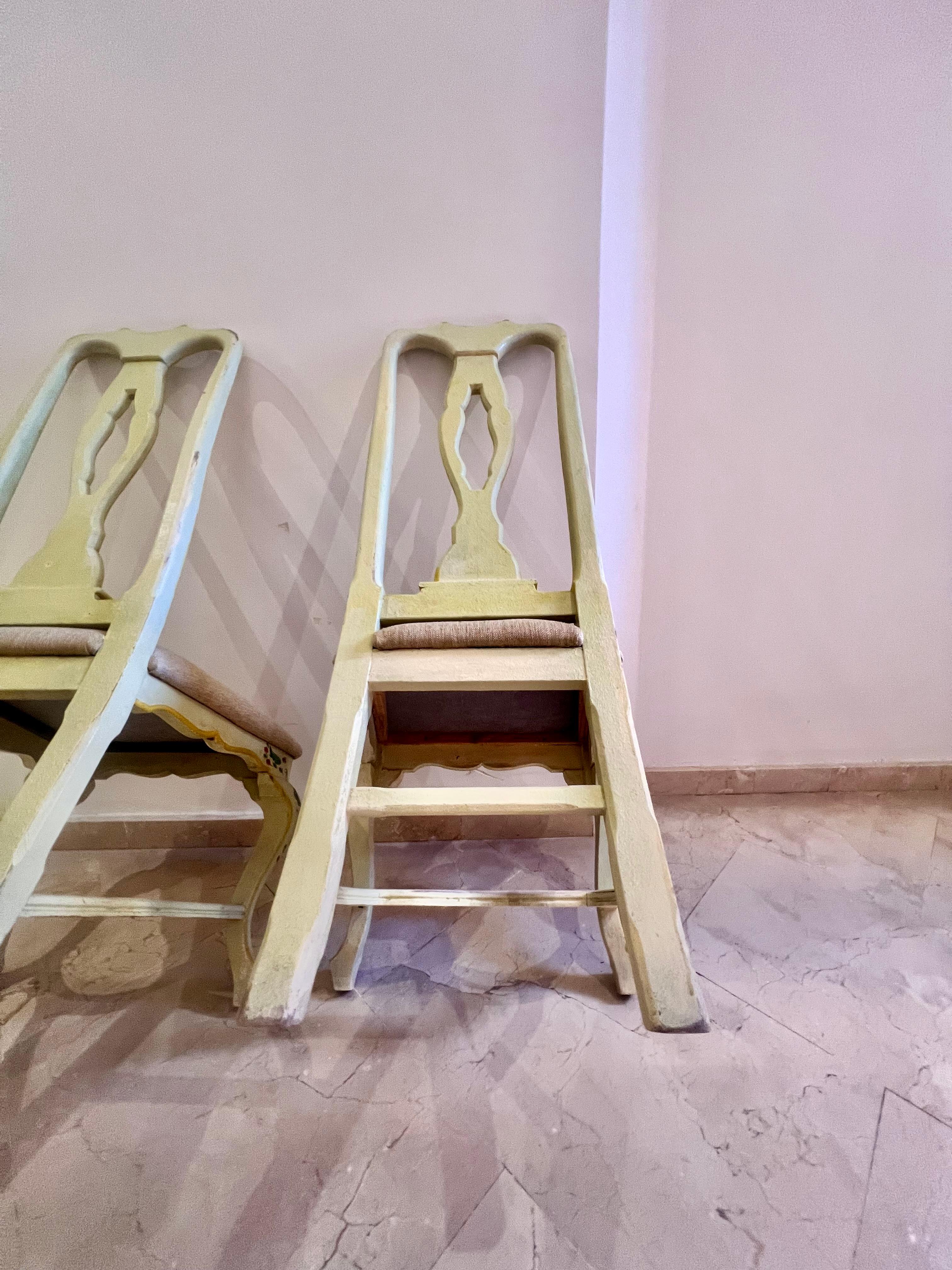 Ensemble de deux chaises Andalusiennes en bois polychrome jaune ocre avec oiseaux  en vente 4