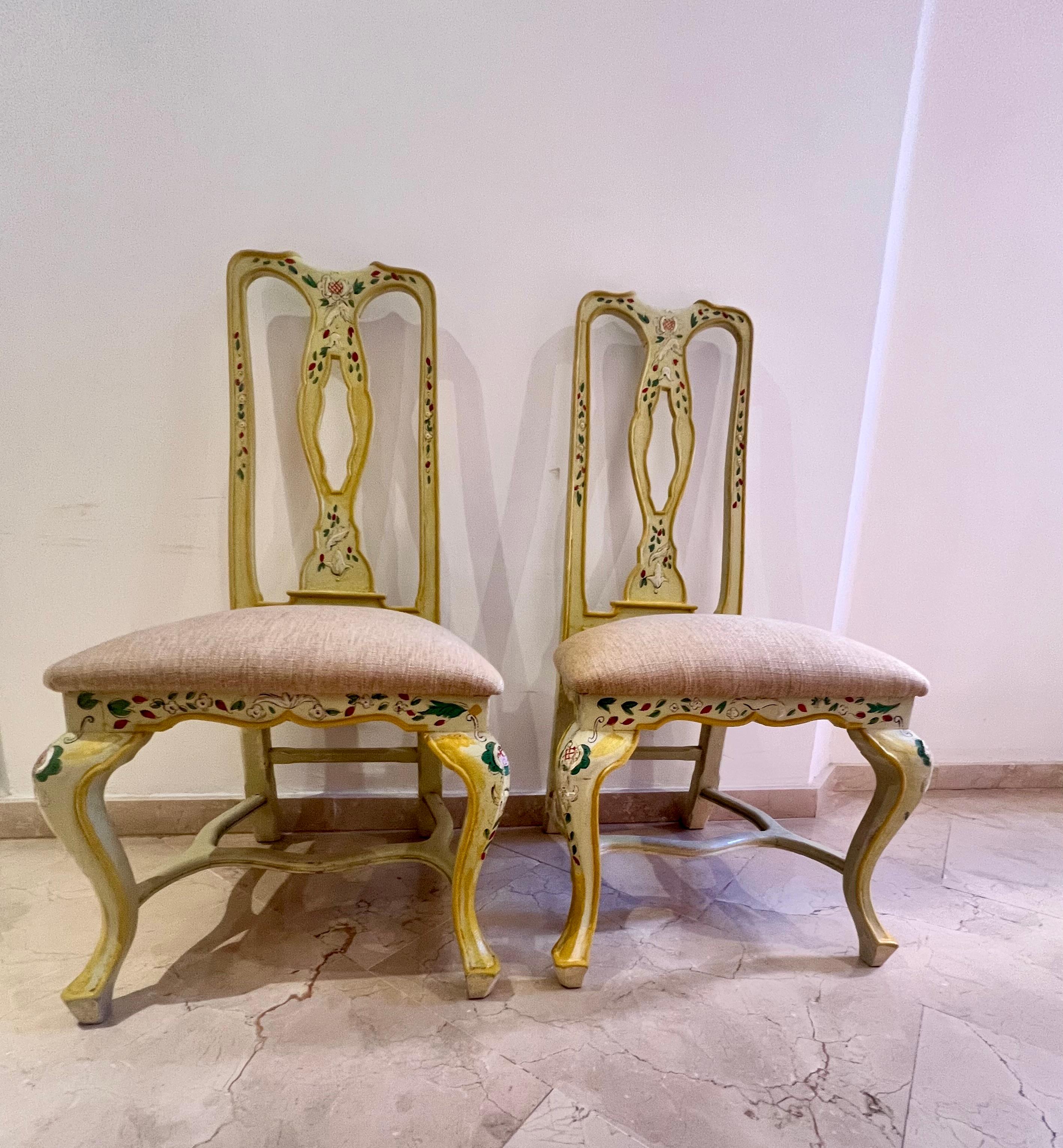 Set aus zwei Andalusianischen Stühlen aus gelbem, cremefarbenem, polychromem Holz mit Vögeln 
Aus den 1980er Jahren
Sehr romantisch mit einem klassischen Kreide-Finish für Innenräume mit einem sanften Landhausstil
Polsterung mit fleckabweisendem