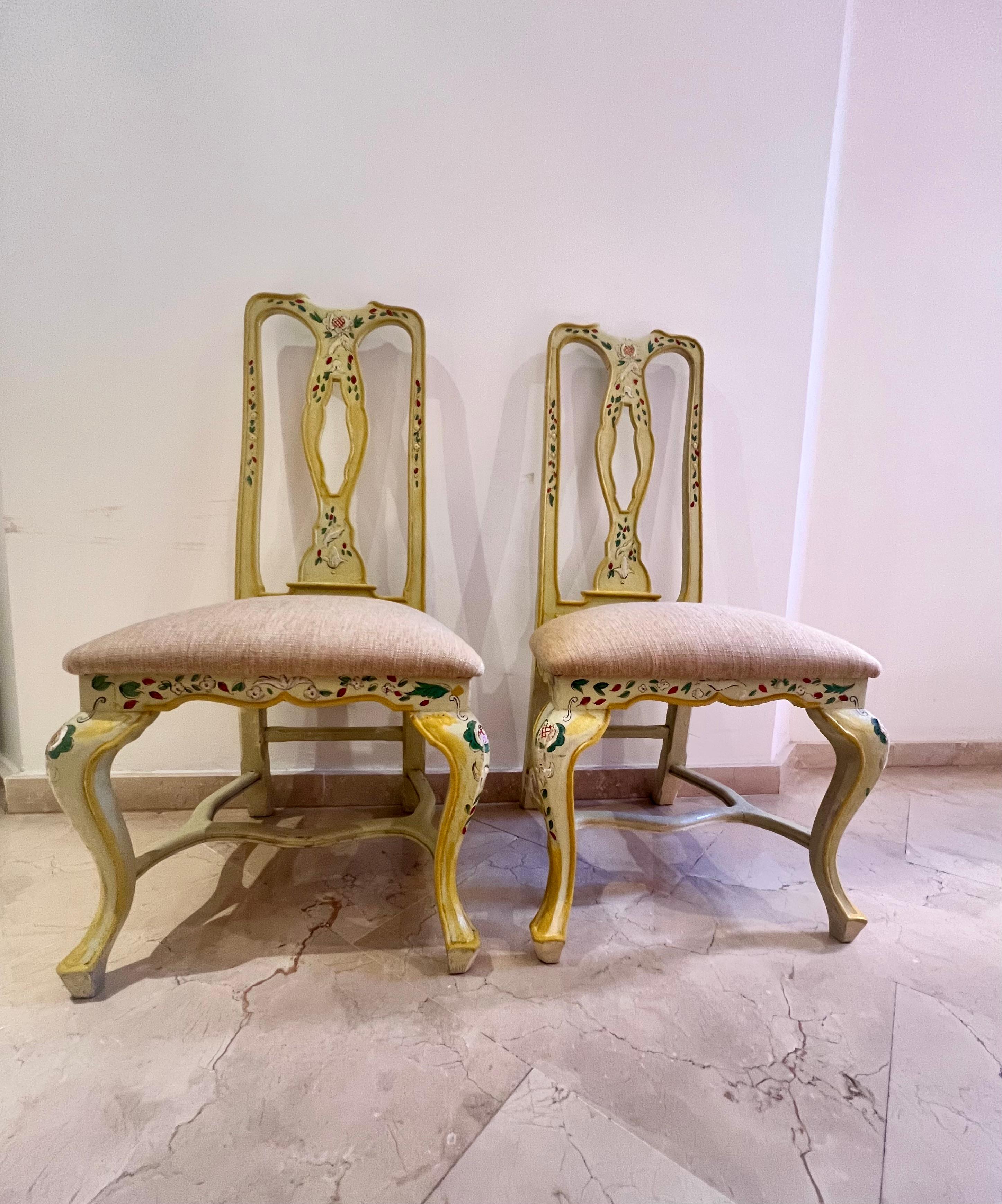 Baroque Ensemble de deux chaises Andalusiennes en bois polychrome jaune ocre avec oiseaux  en vente