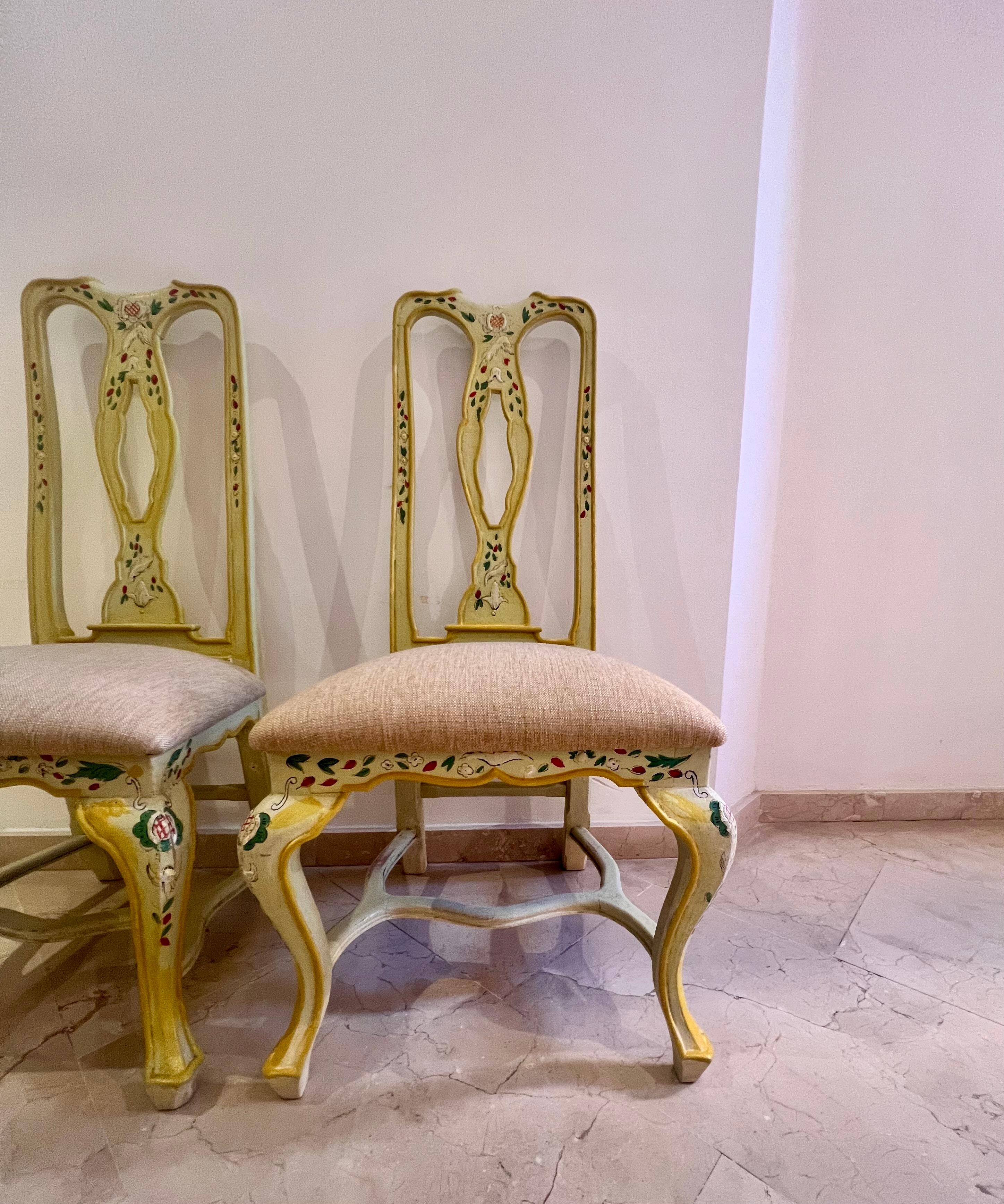 Portuguese Set of two Andalusian chairs in yellow ocre polychrome wood with birds  For Sale