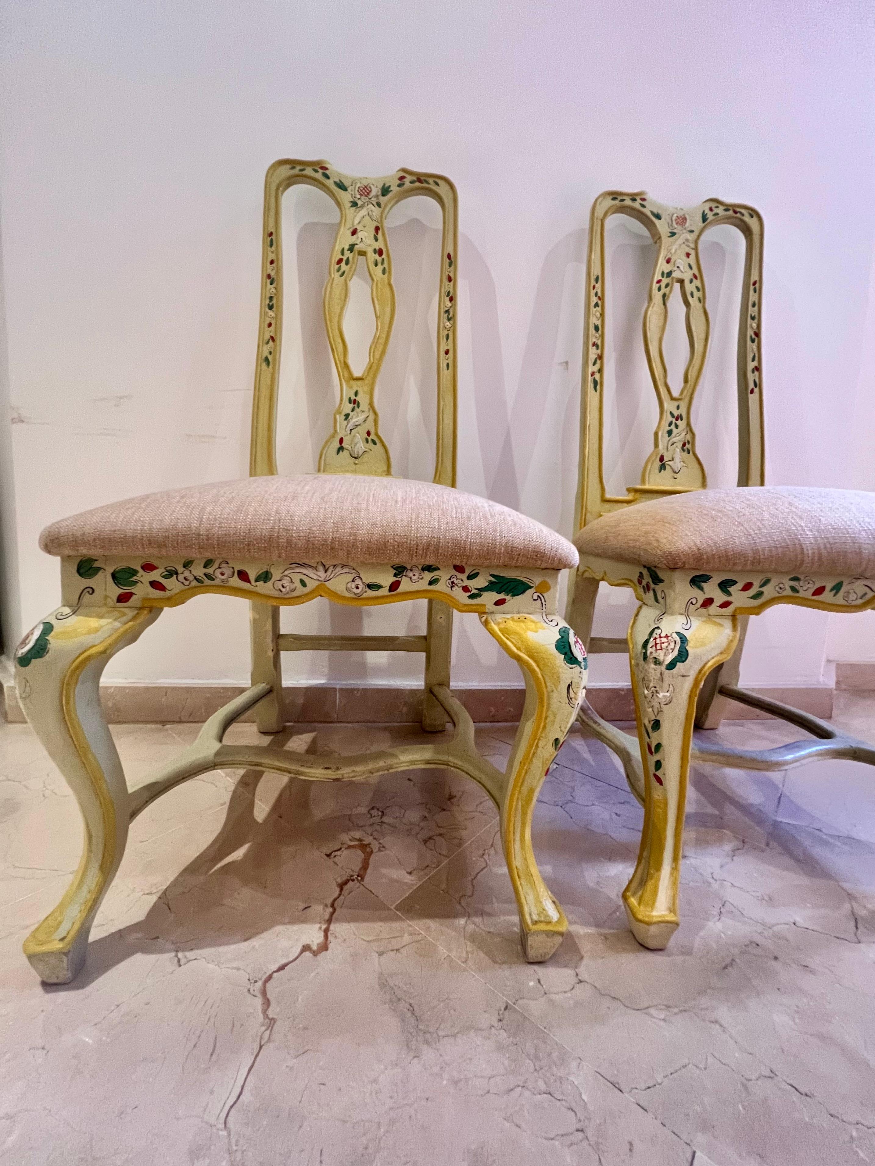 Set of two Andalusian chairs in yellow ocre polychrome wood with birds  In Good Condition For Sale In BILBAO, ES