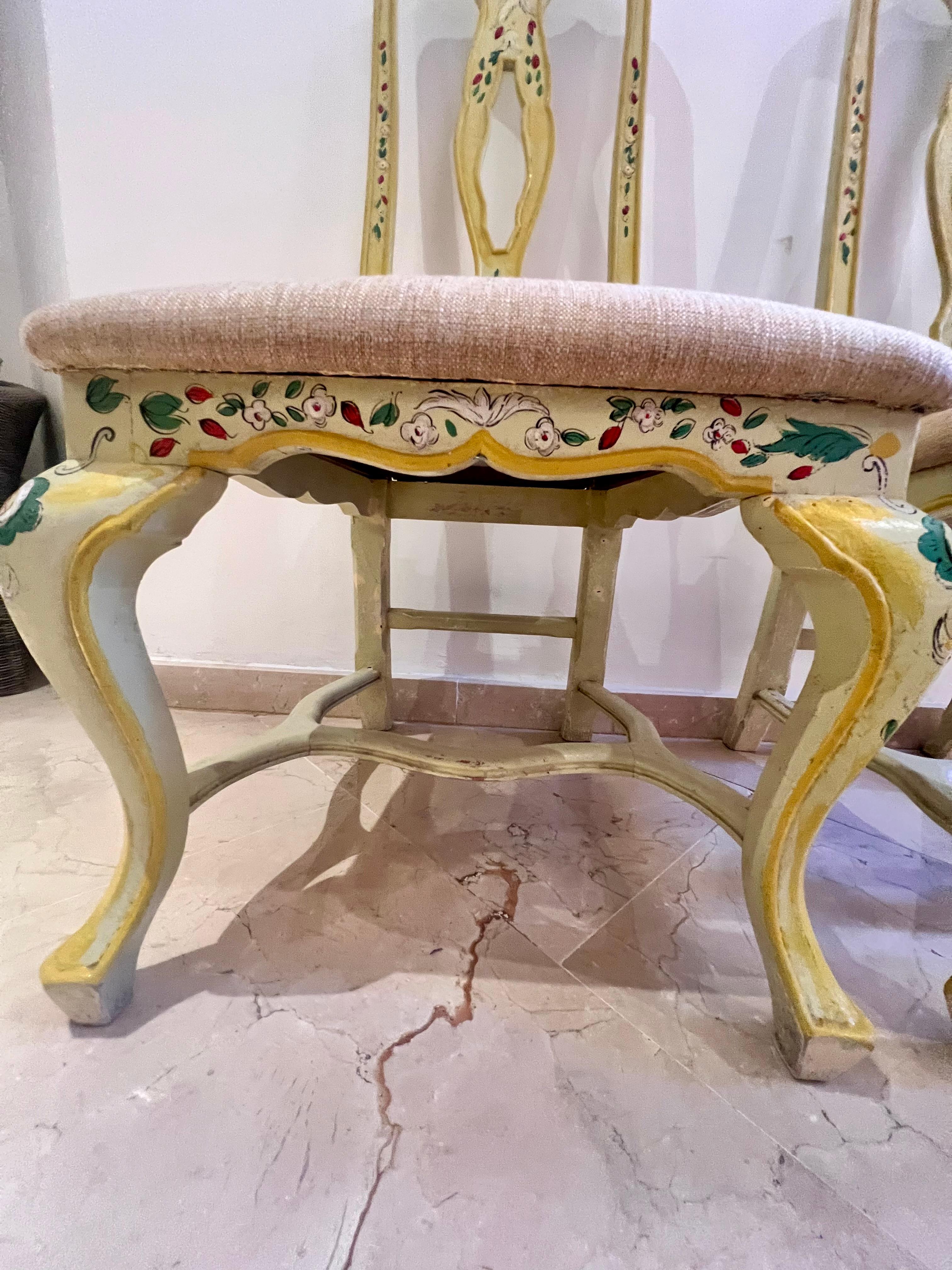Set aus zwei Andalusianischen Stühlen aus gelbem, cremefarbenem, polychromem Holz mit Vögeln  im Angebot 1