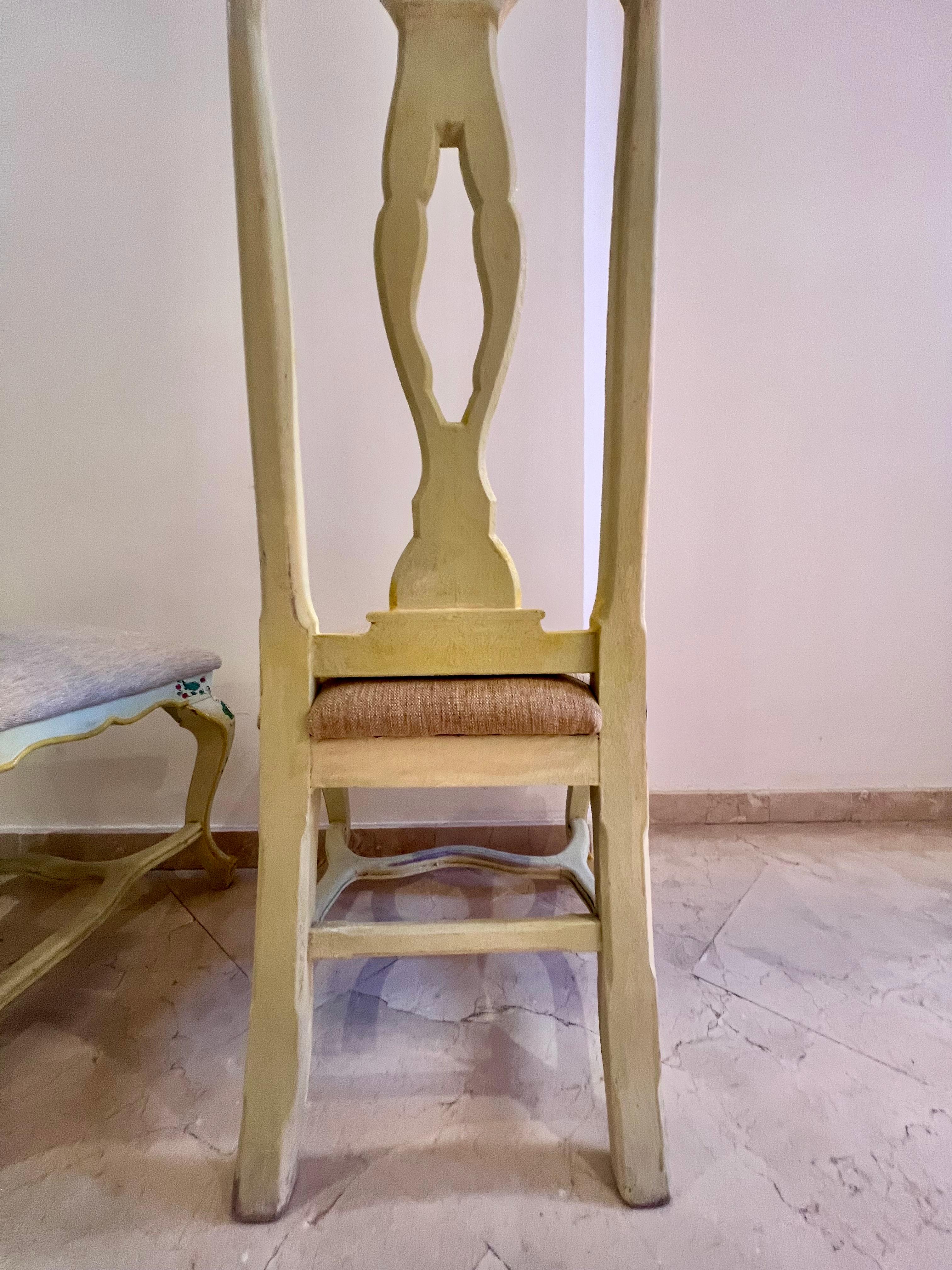 Ensemble de deux chaises Andalusiennes en bois polychrome jaune ocre avec oiseaux  en vente 2