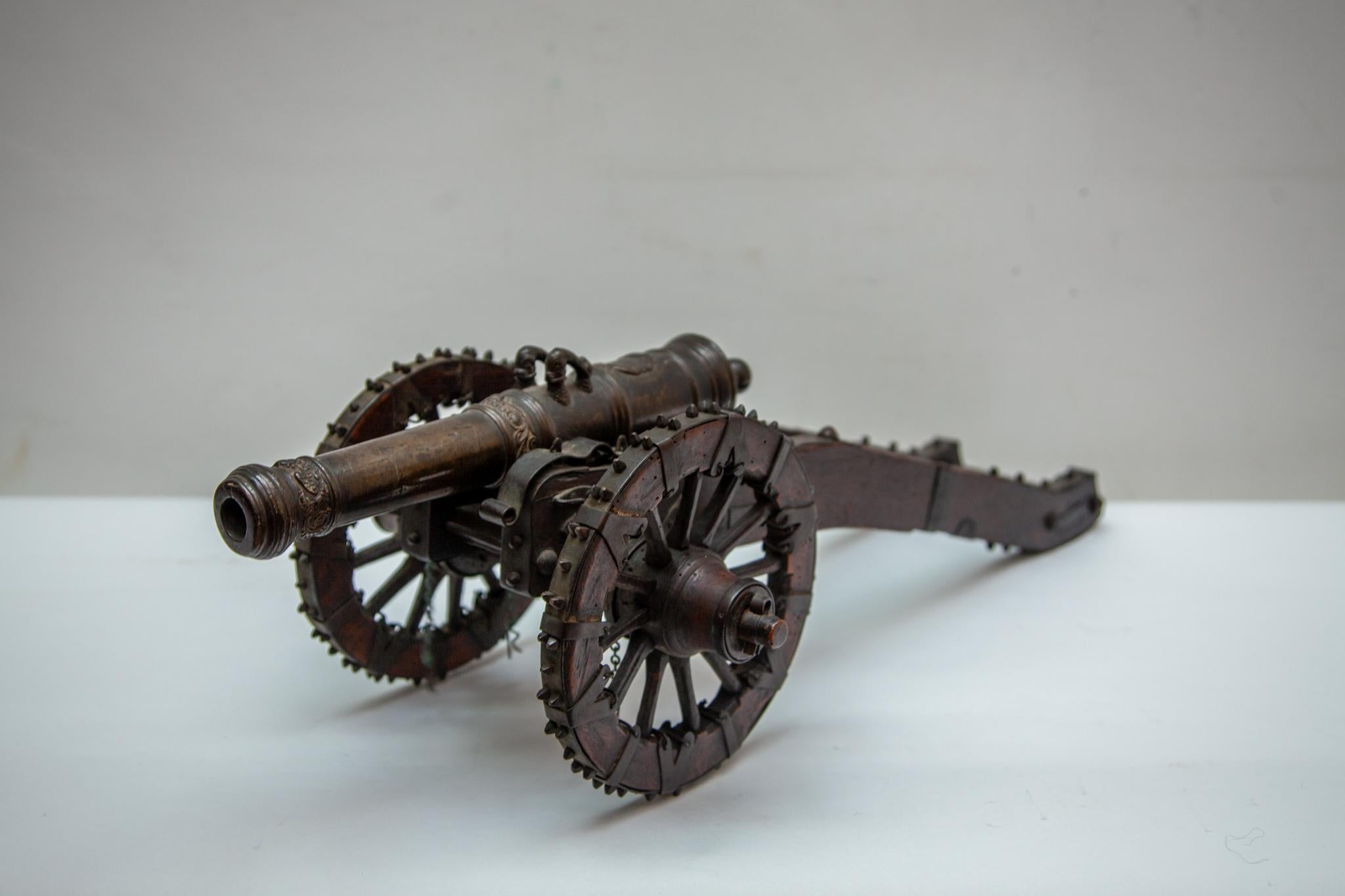 Set of two Antique 17th Century Bronze Model Cannons, 1653 Dutch Golden Age In Good Condition In Antwerp, BE