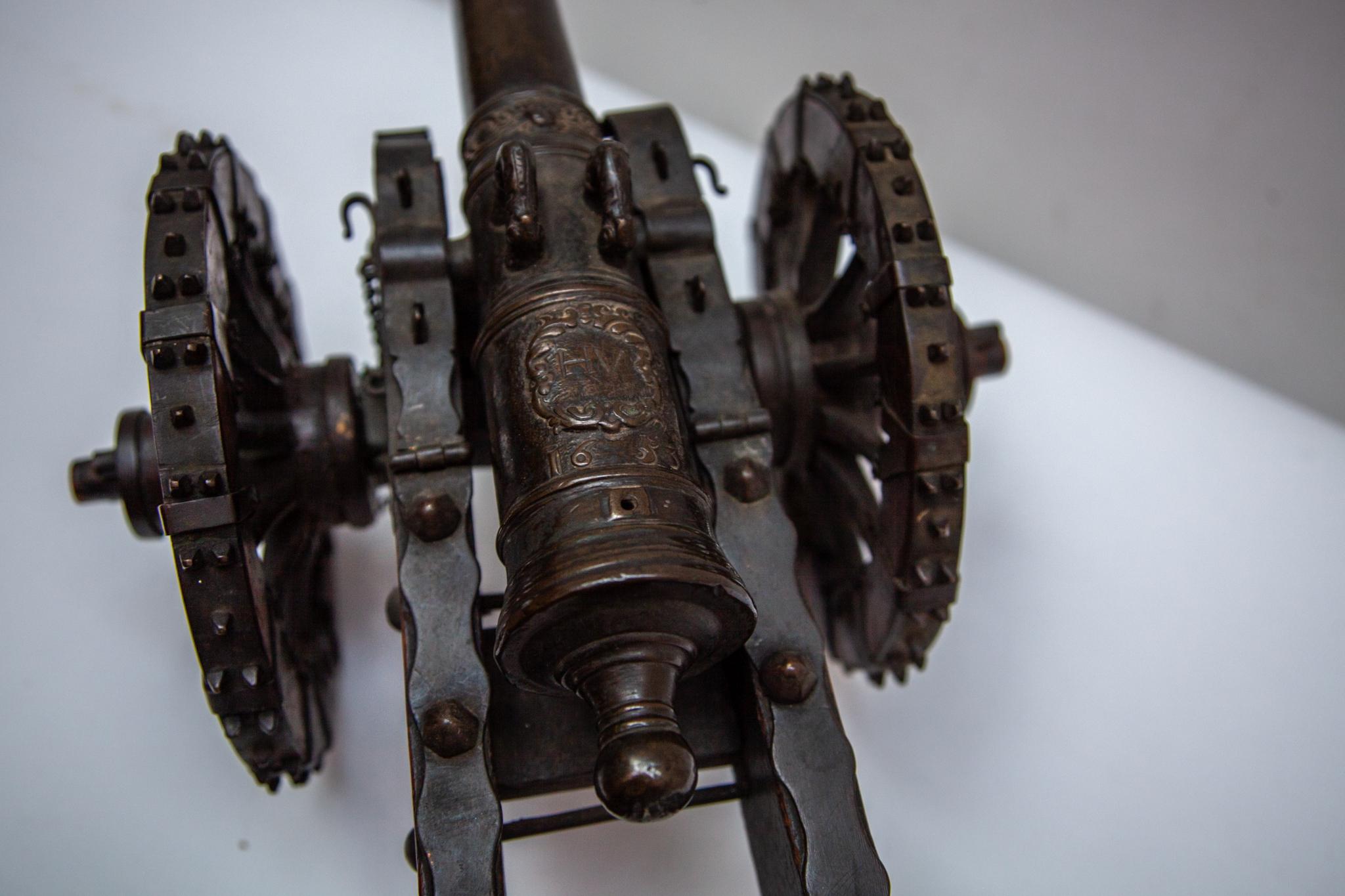 Set of two Antique 17th Century Bronze Model Cannons, 1653 Dutch Golden Age 1