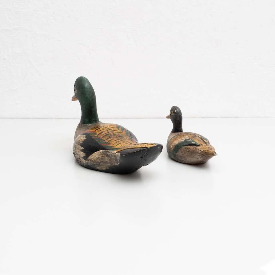 Ensemble de deux canards anciens en bois peints à la main, vers 1950 en vente 3