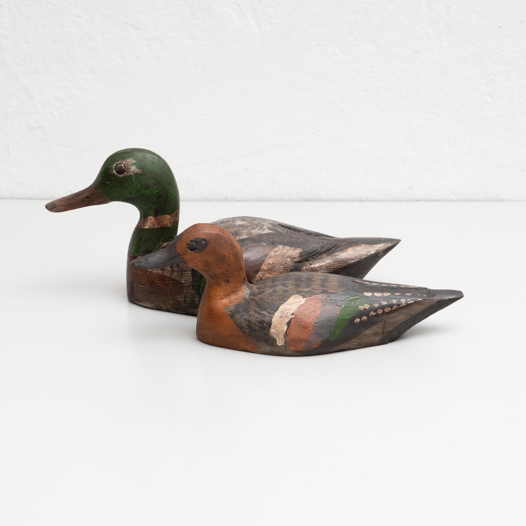 Set di due figure antiche di anatre in legno dipinte a mano del 1950 circa in vendita 3