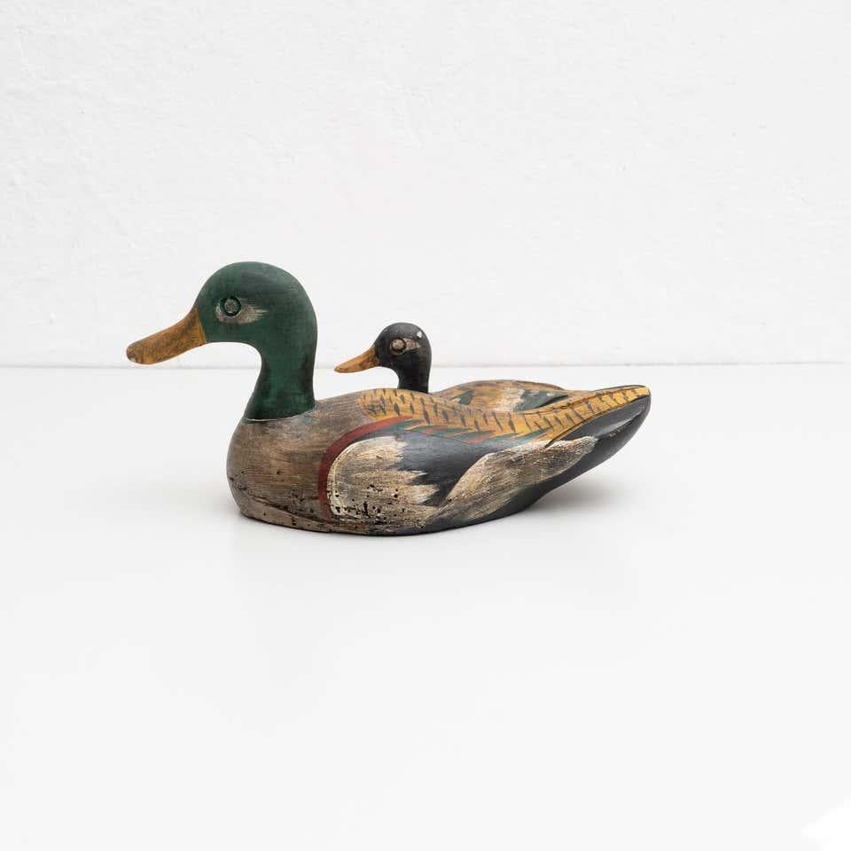 Ensemble de deux canards anciens en bois peints à la main, vers 1950 en vente 4