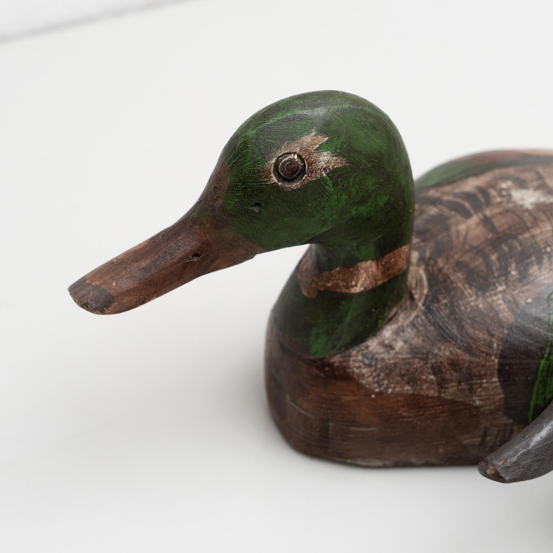 Set di due figure antiche di anatre in legno dipinte a mano del 1950 circa in vendita 4