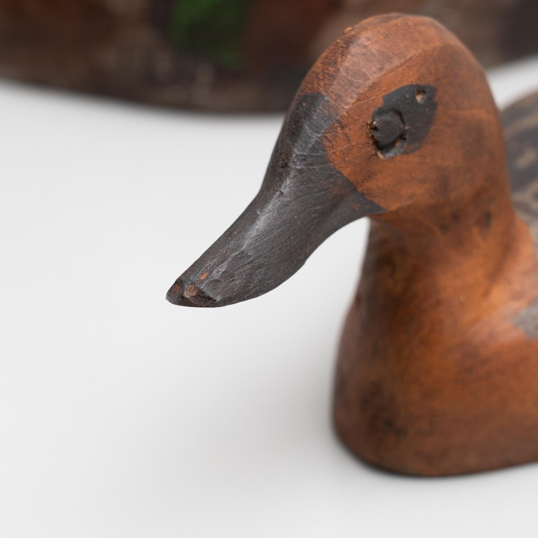 Set di due figure antiche di anatre in legno dipinte a mano del 1950 circa in vendita 8