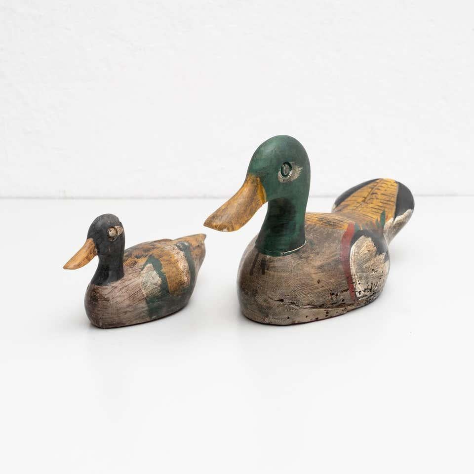 Set aus zwei handbemalten, antiken Figuren zweier Enten aus Holz.

Hergestellt von einem unbekannten Hersteller in Barcelona, Spanien, um 1950.

Originaler Zustand mit geringen alters- und gebrauchsbedingten Abnutzungserscheinungen, der eine