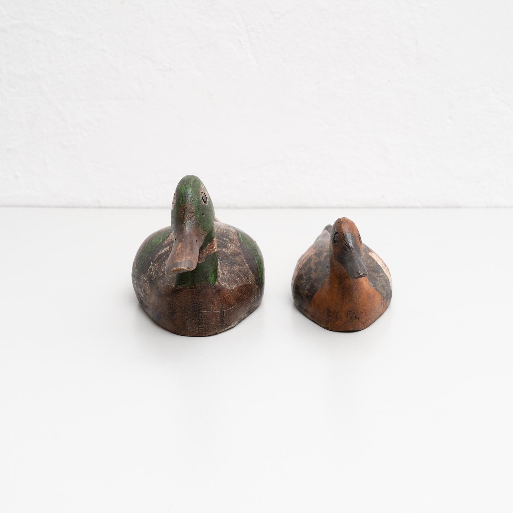 Mid-Century moderno Set di due figure antiche di anatre in legno dipinte a mano del 1950 circa in vendita