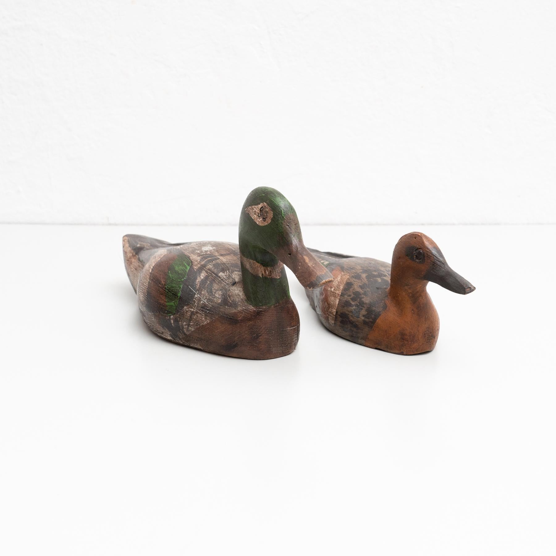 Spagnolo Set di due figure antiche di anatre in legno dipinte a mano del 1950 circa in vendita