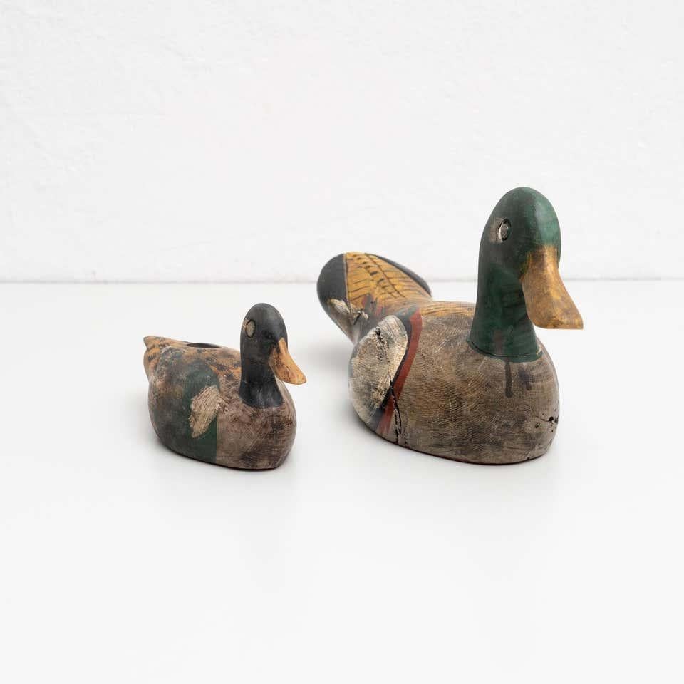 Ensemble de deux canards anciens en bois peints à la main, vers 1950 Bon état - En vente à Barcelona, ES